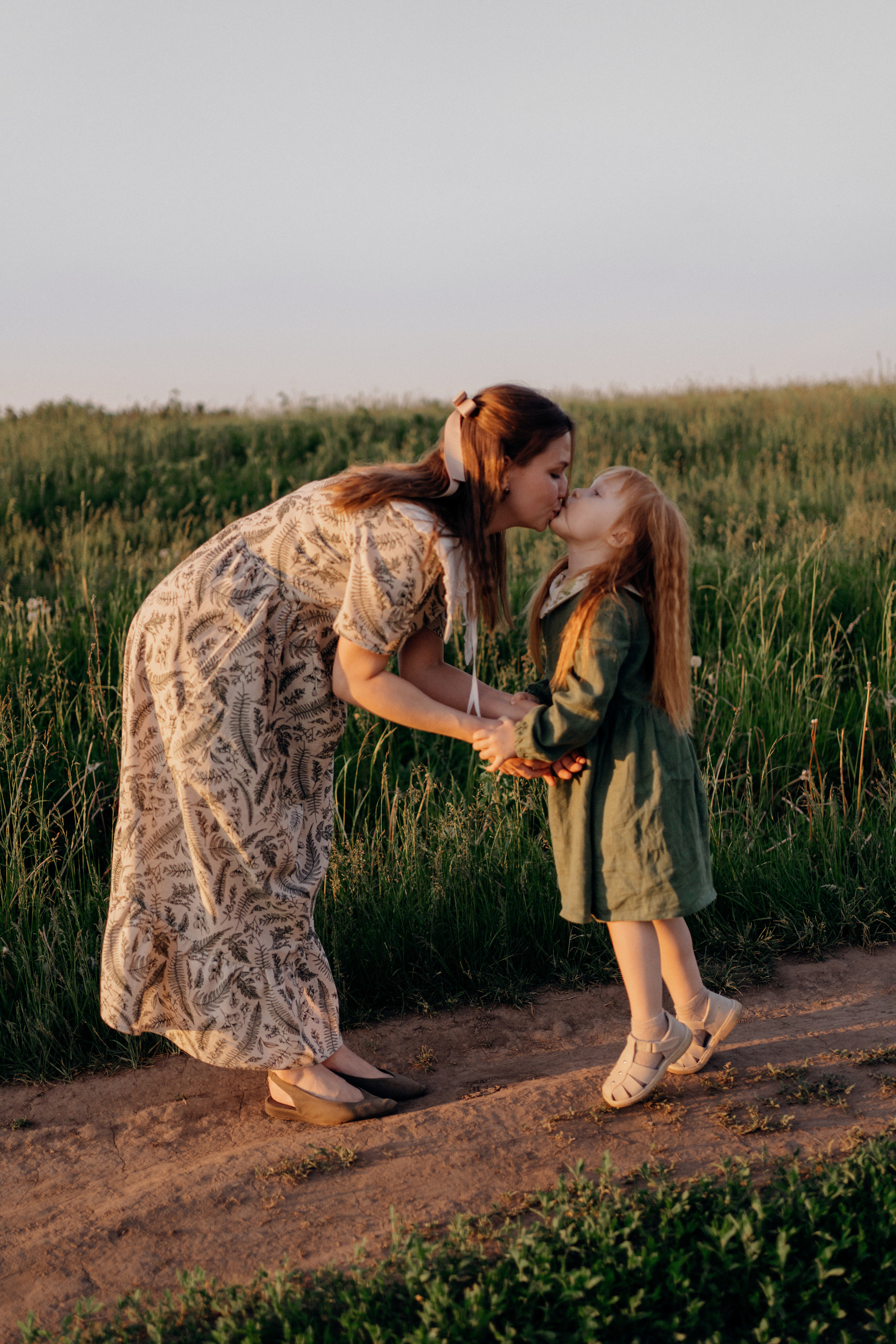 Фотосессия мама и дочка у реки. Семейный фотограф в Москве и в Домодедово Екатерина Патракова