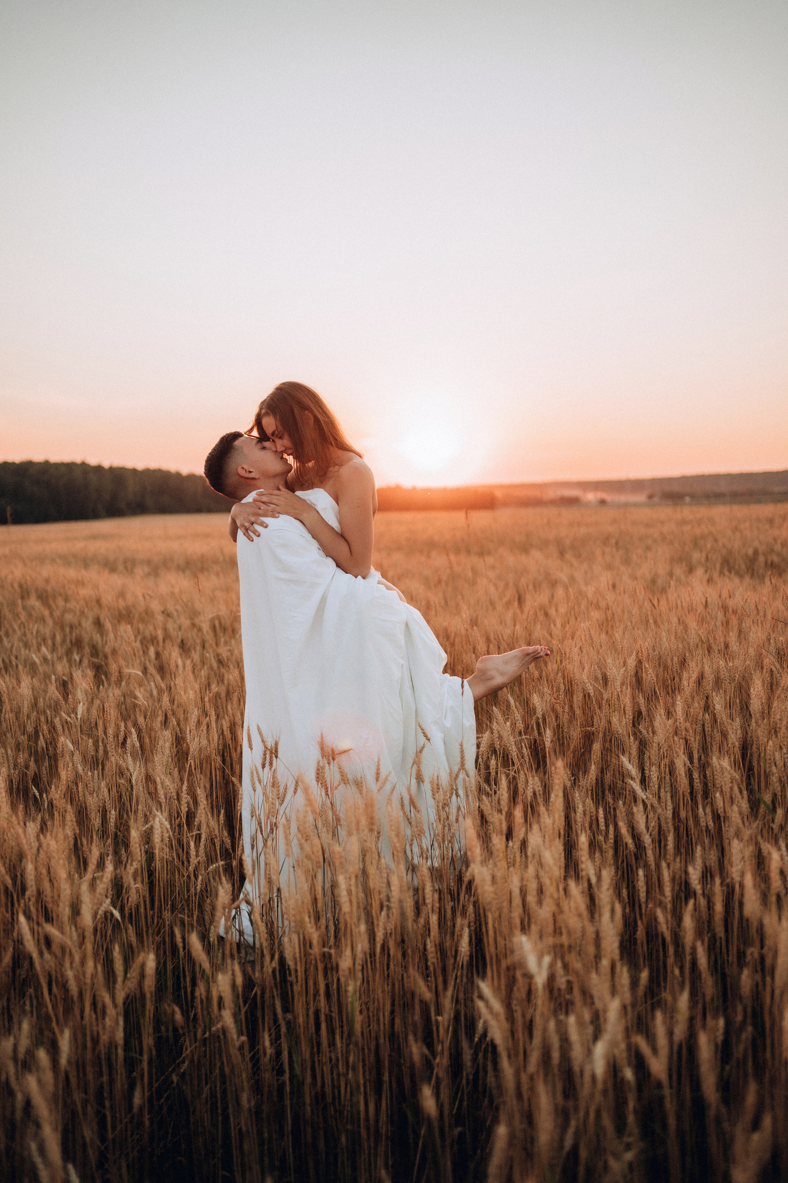 Влюбленная пара в пшеничном поле. Семейный фотограф в Москве и в Домодедово Екатерина Патракова