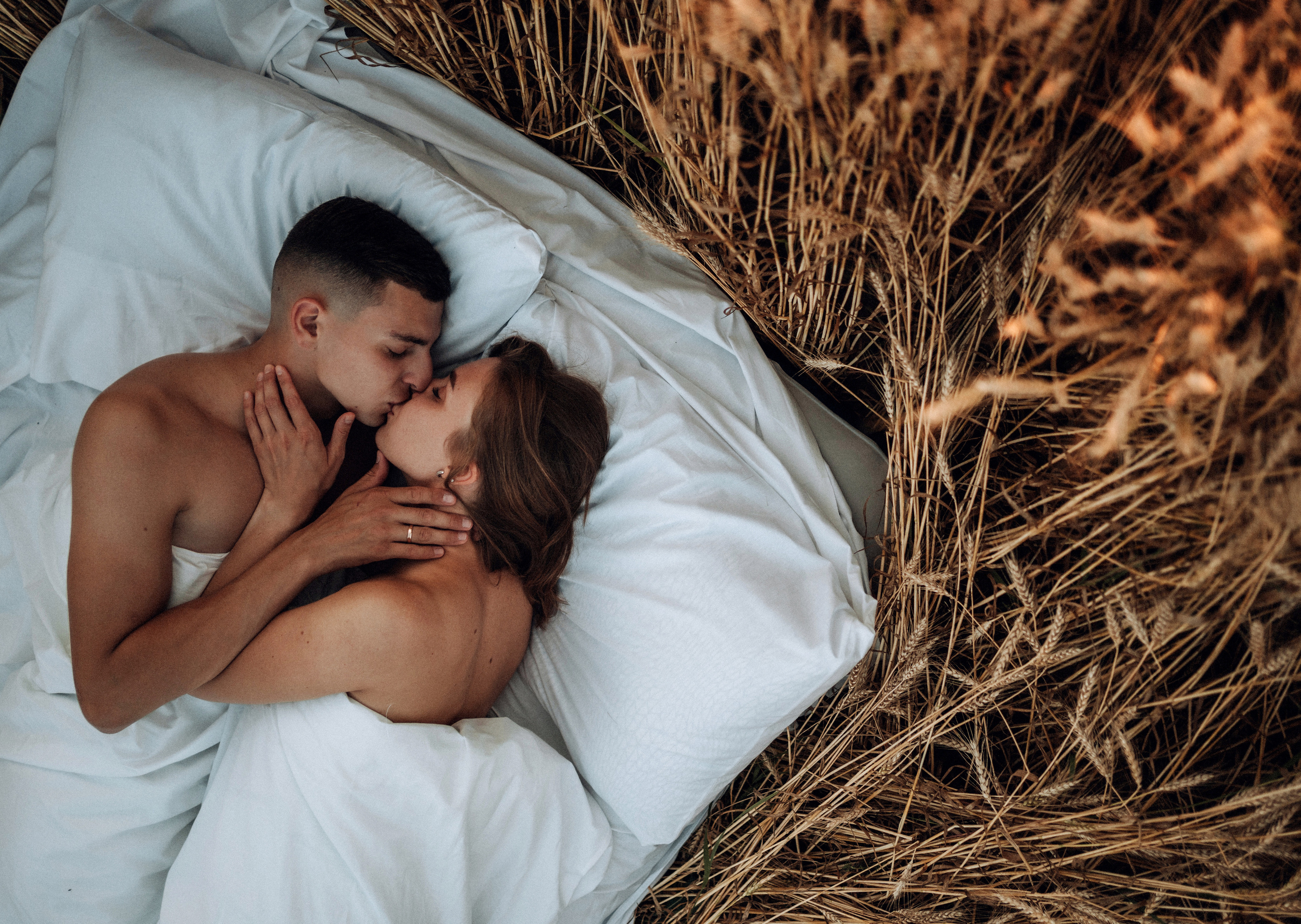 Влюбленная пара в пшеничном поле. Семейный фотограф в Москве и в Домодедово Екатерина Патракова