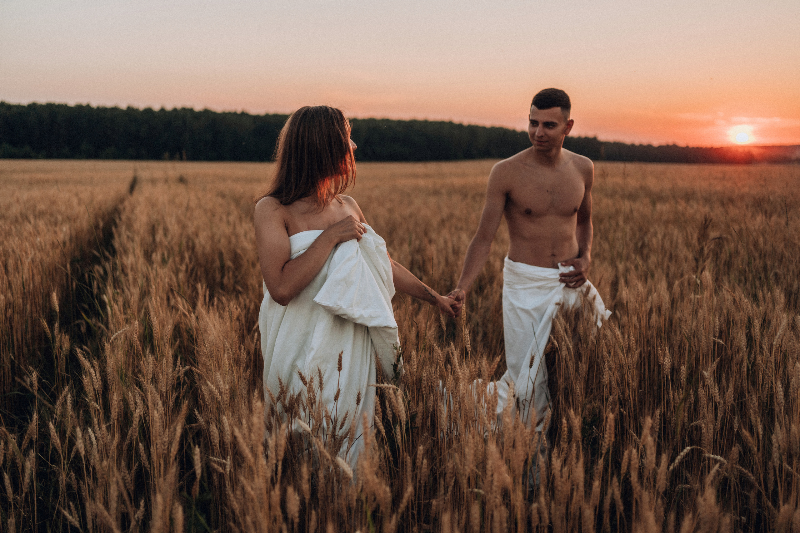 Влюбленная пара в пшеничном поле. Семейный фотограф в Москве и в Домодедово Екатерина Патракова