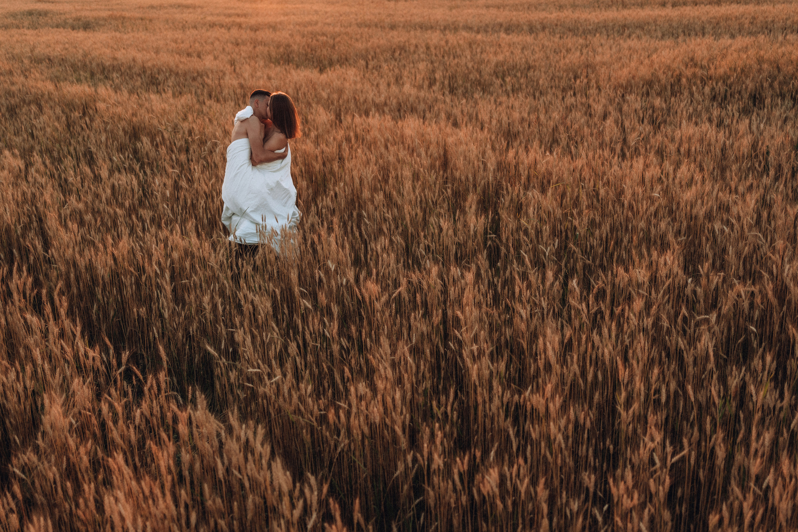Влюбленная пара в пшеничном поле. Семейный фотограф в Москве и в Домодедово Екатерина Патракова