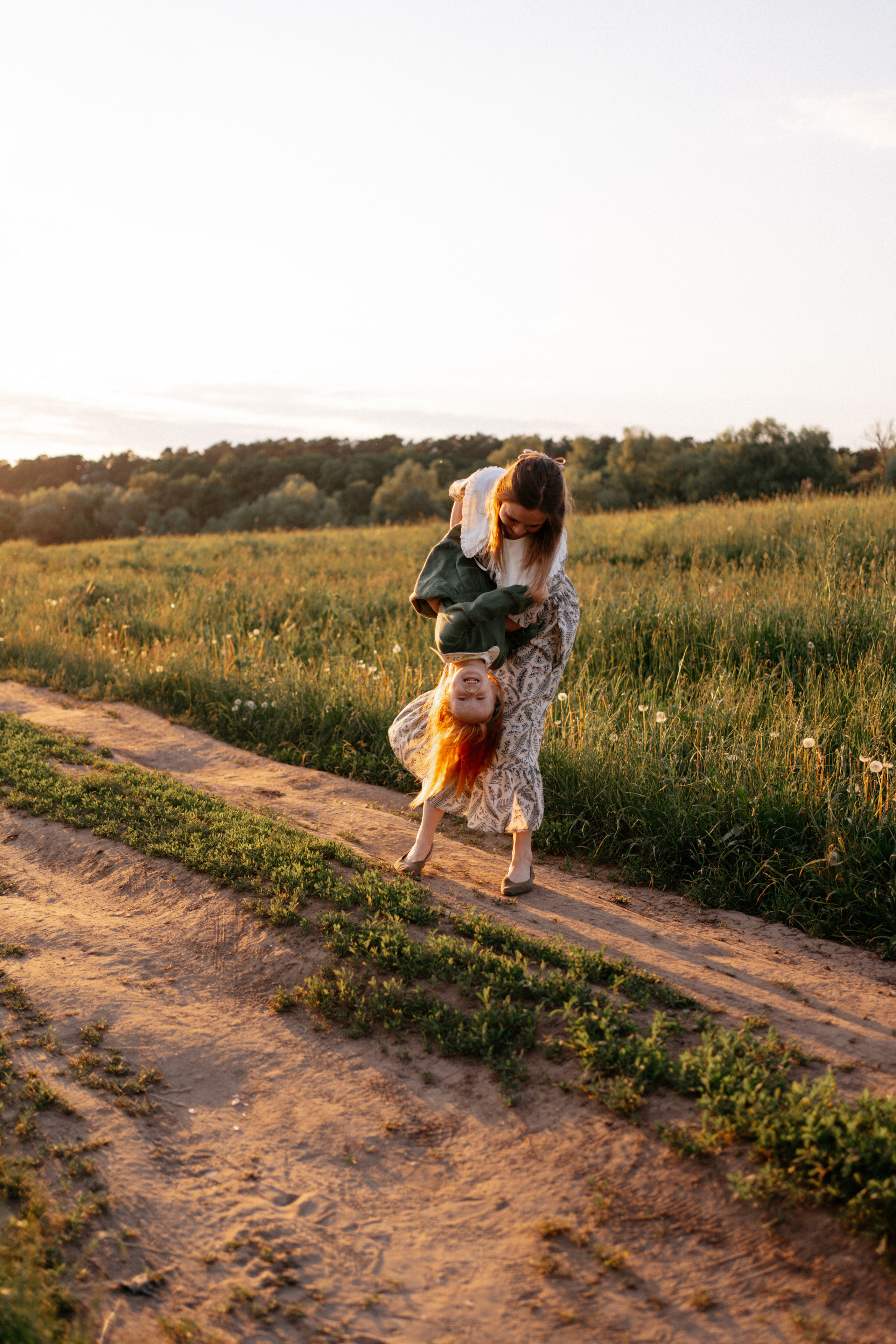 Фотосессия мама и дочка у реки. Семейный фотограф в Москве и в Домодедово Екатерина Патракова