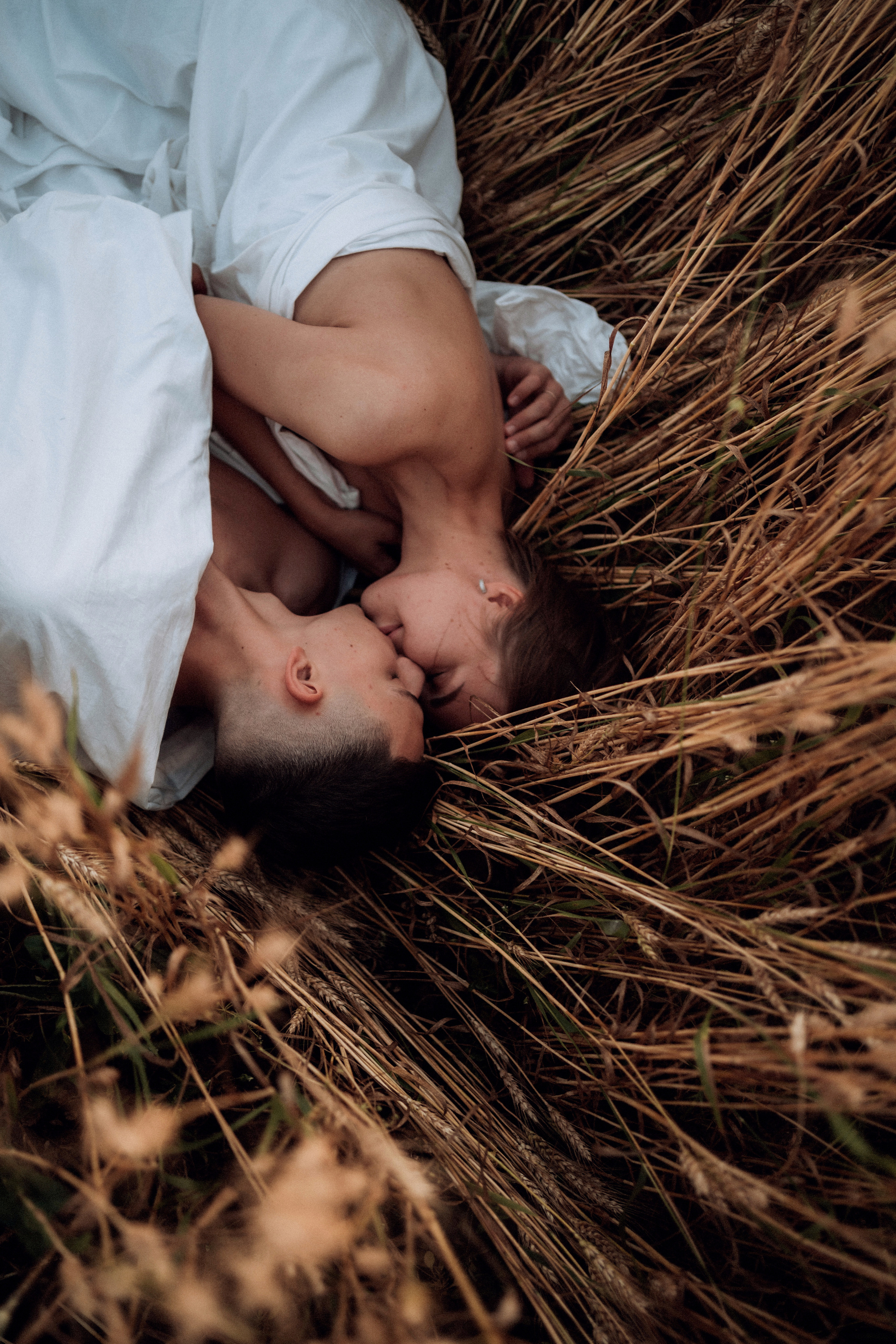 Влюбленная пара в пшеничном поле. Семейный фотограф в Москве и в Домодедово Екатерина Патракова