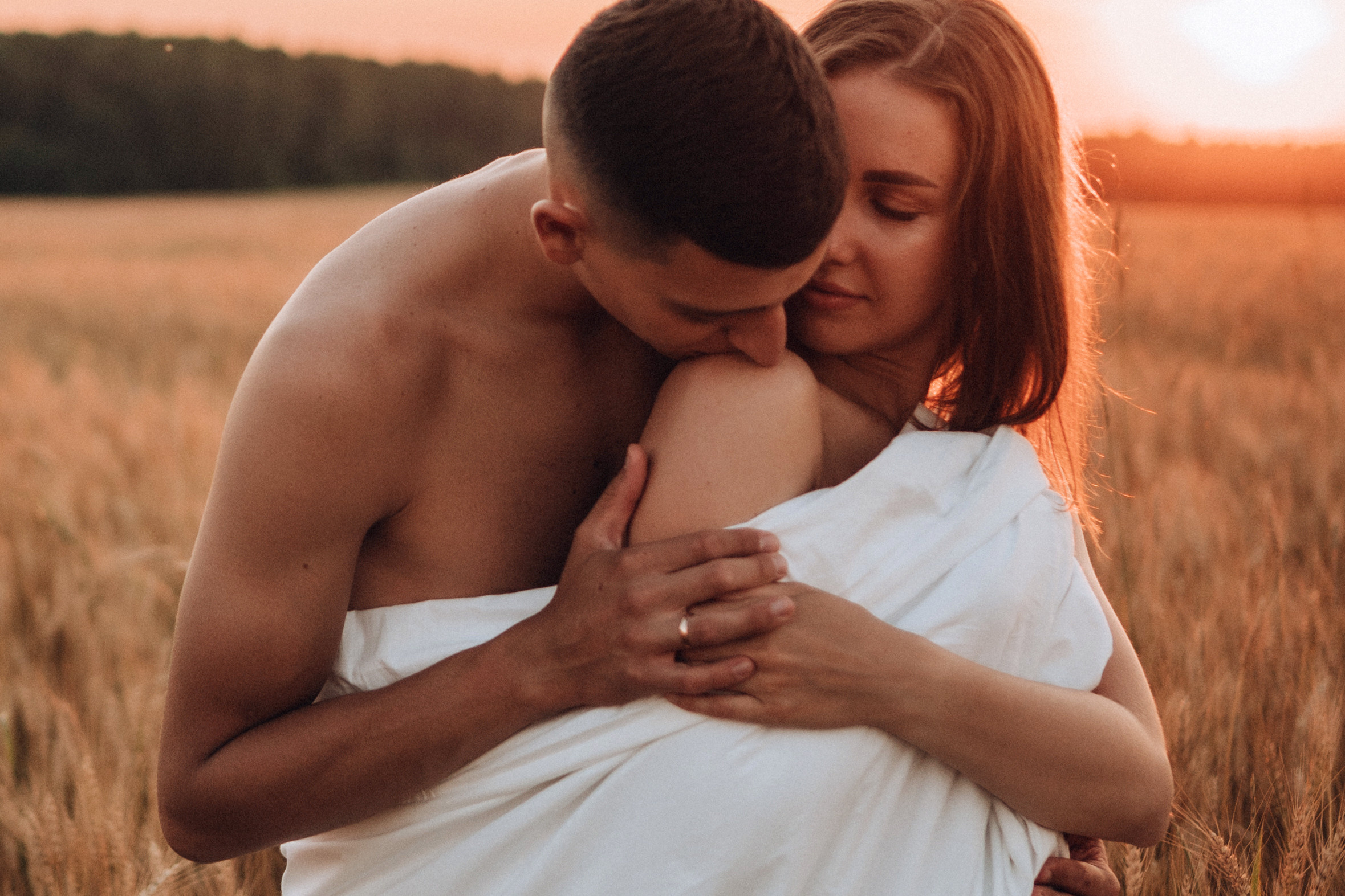 Влюбленная пара в пшеничном поле. Семейный фотограф в Москве и в Домодедово Екатерина Патракова