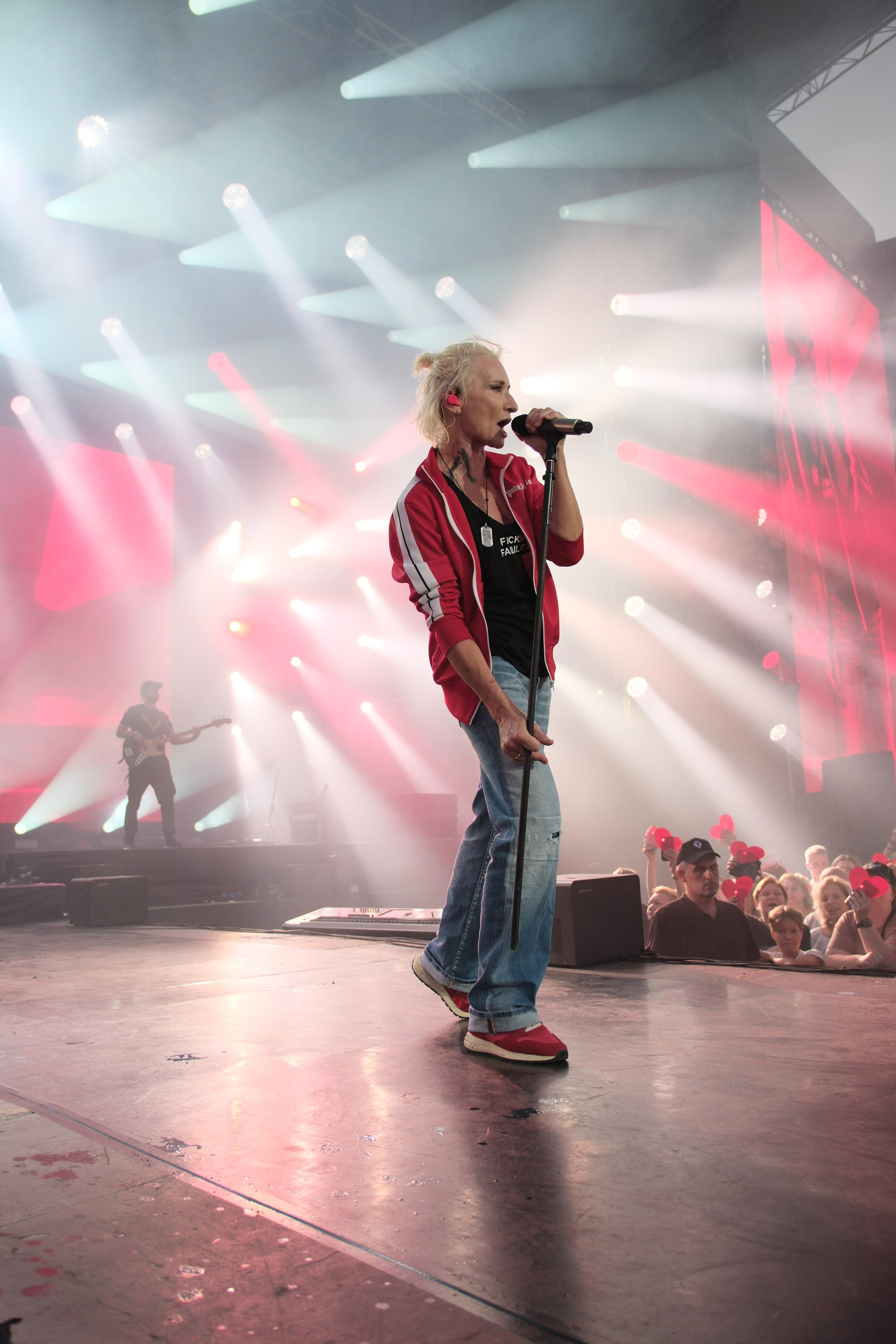 Диана Арбенина (группа «Ночные снайперы») — Москва, МТС Live Лето 2024. RedGeek - блогер и стручњак за образовање и ИТ Кирил Ситнов