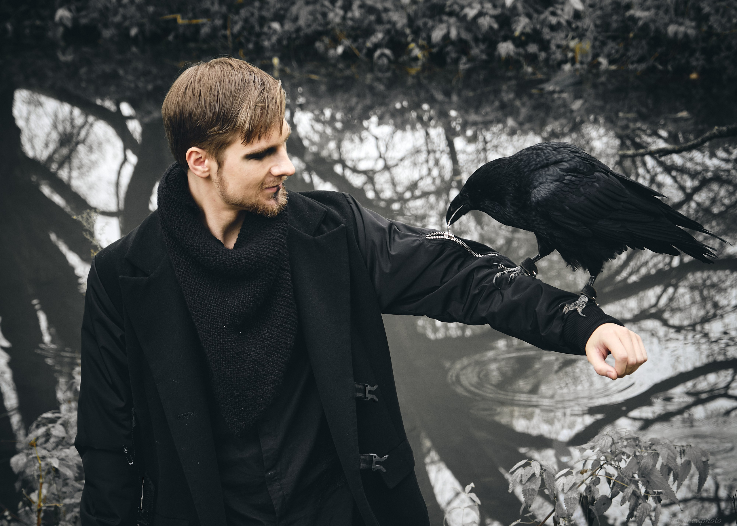 Фотосессия с вороном в парке. Портретный фотограф на новый год в Москве Виктория Колышева