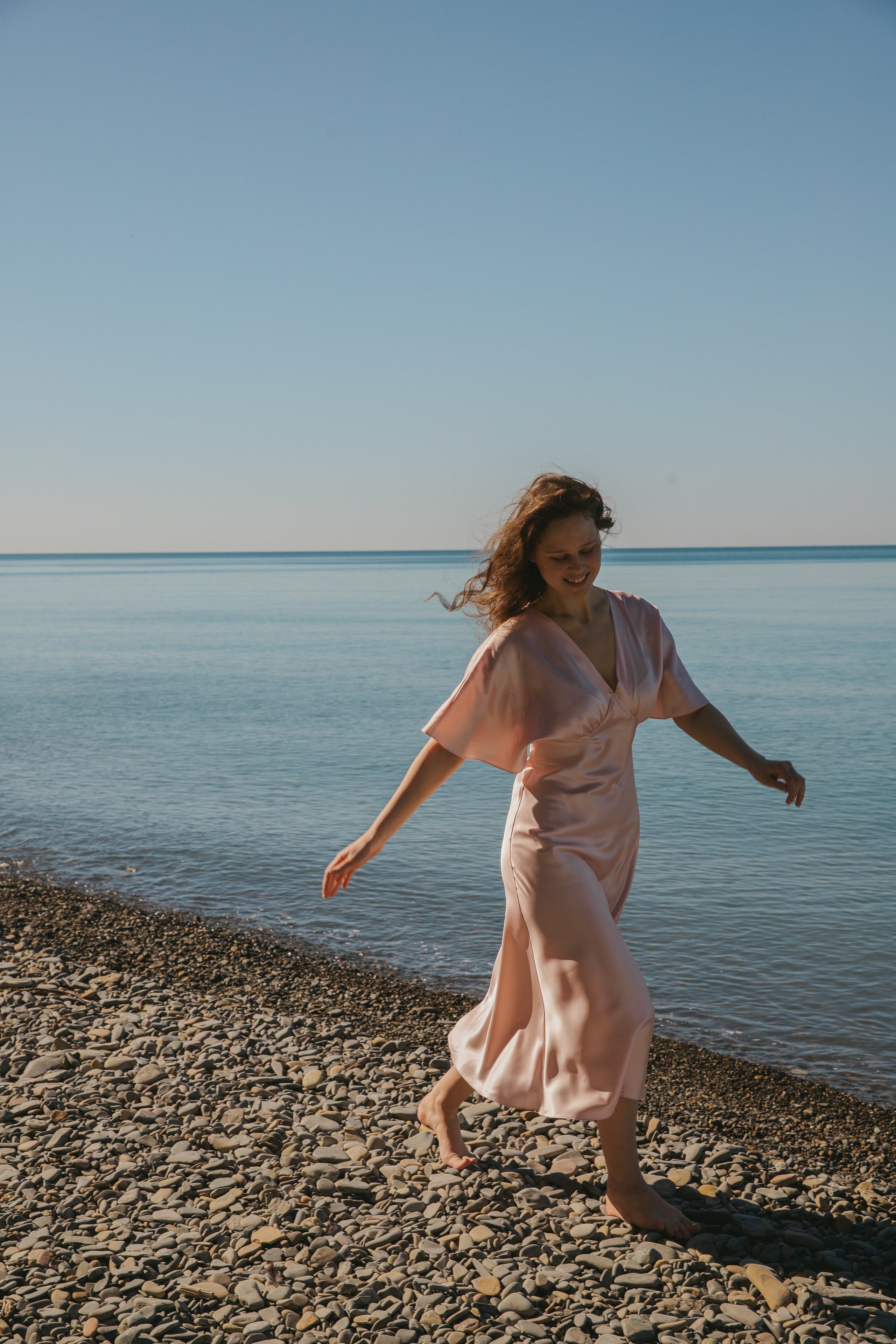 На галечном пляже