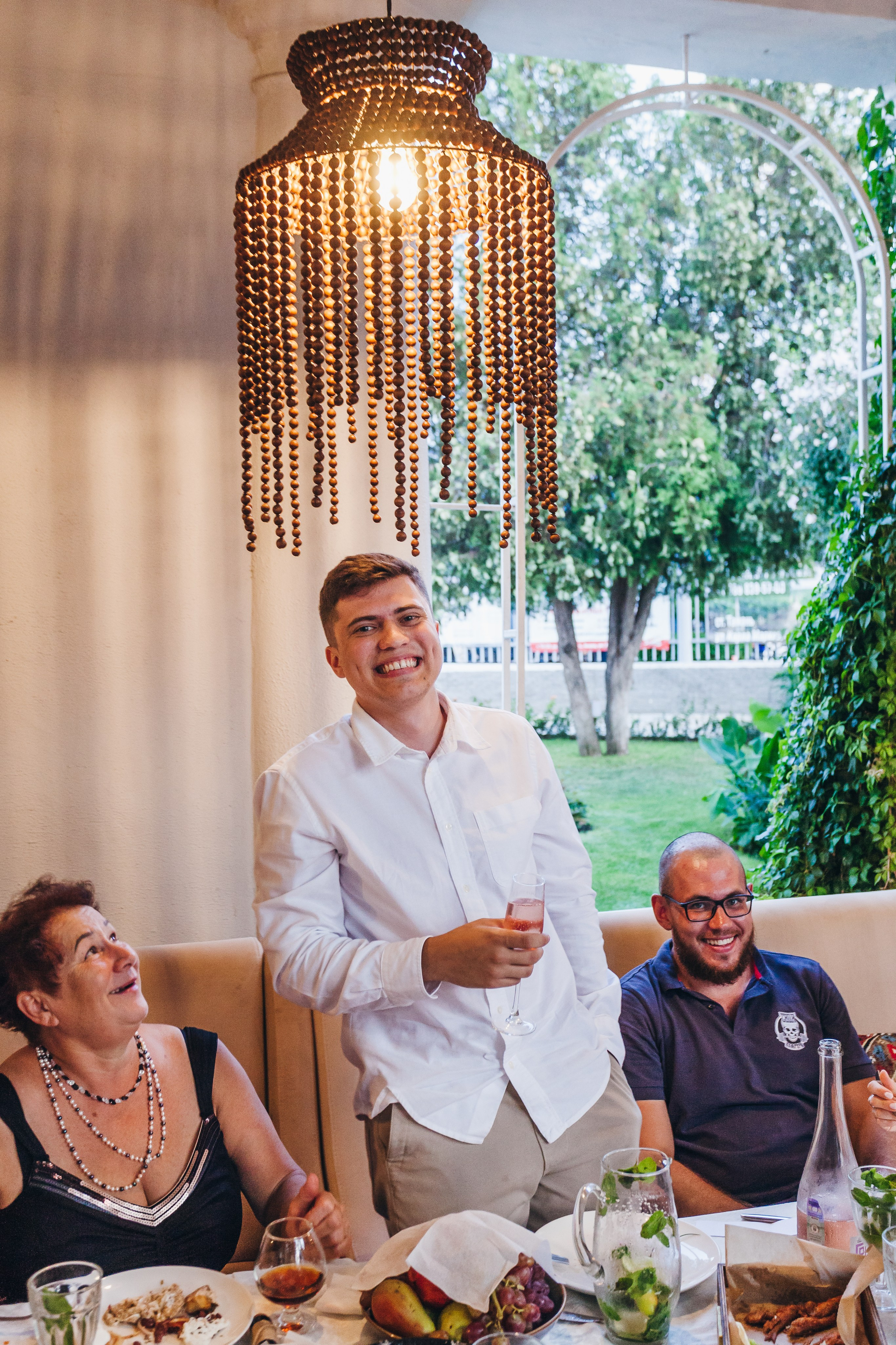 День рождение в уютном ресторане. Фотограф Денис Денисов