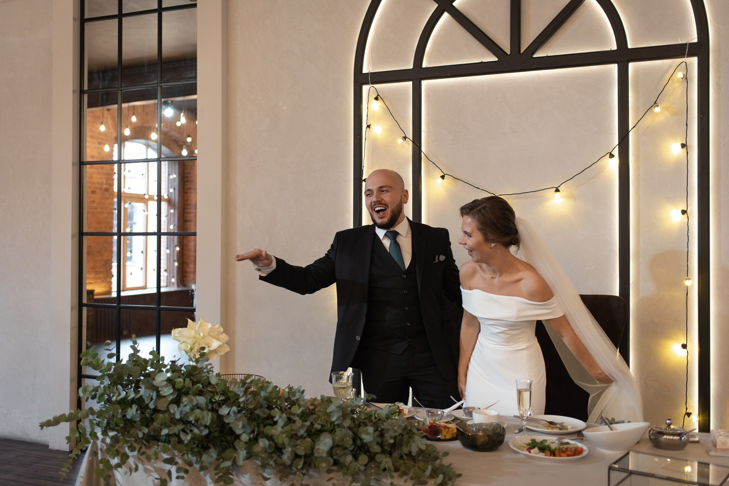 свадебный банкет в весеннем лофте