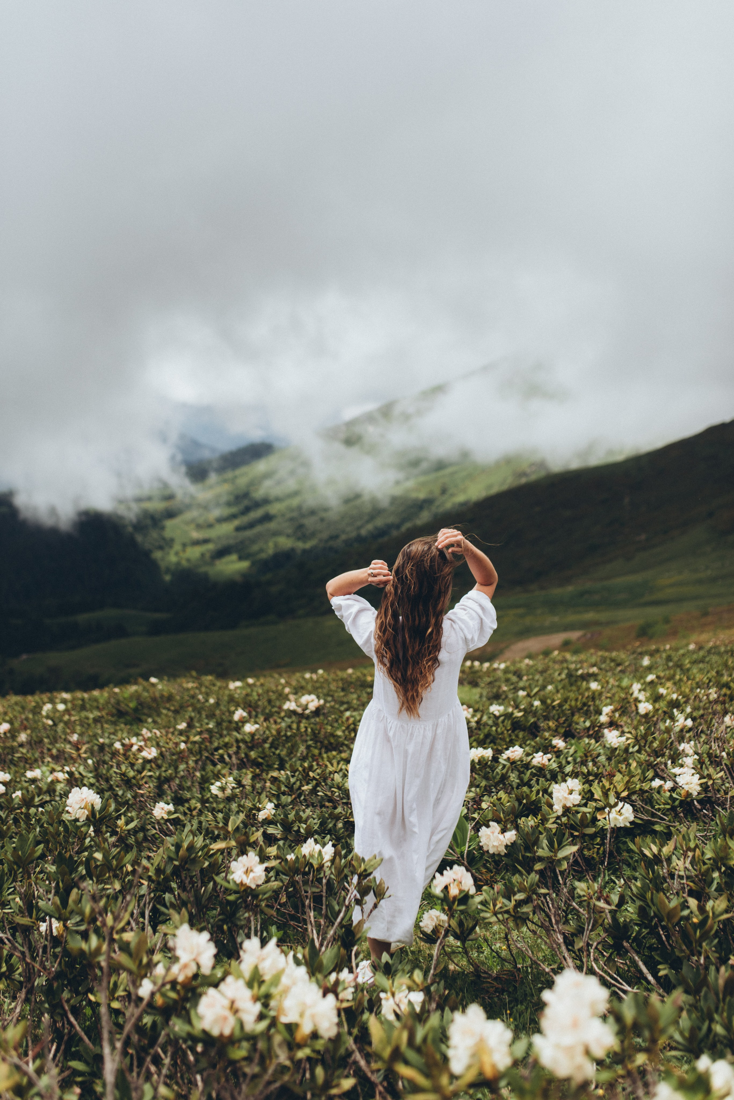 Фотосессия в горах Красной поляна Сочи цветение рододендрона. Фотограф в Сочи — Маргарита Поганова