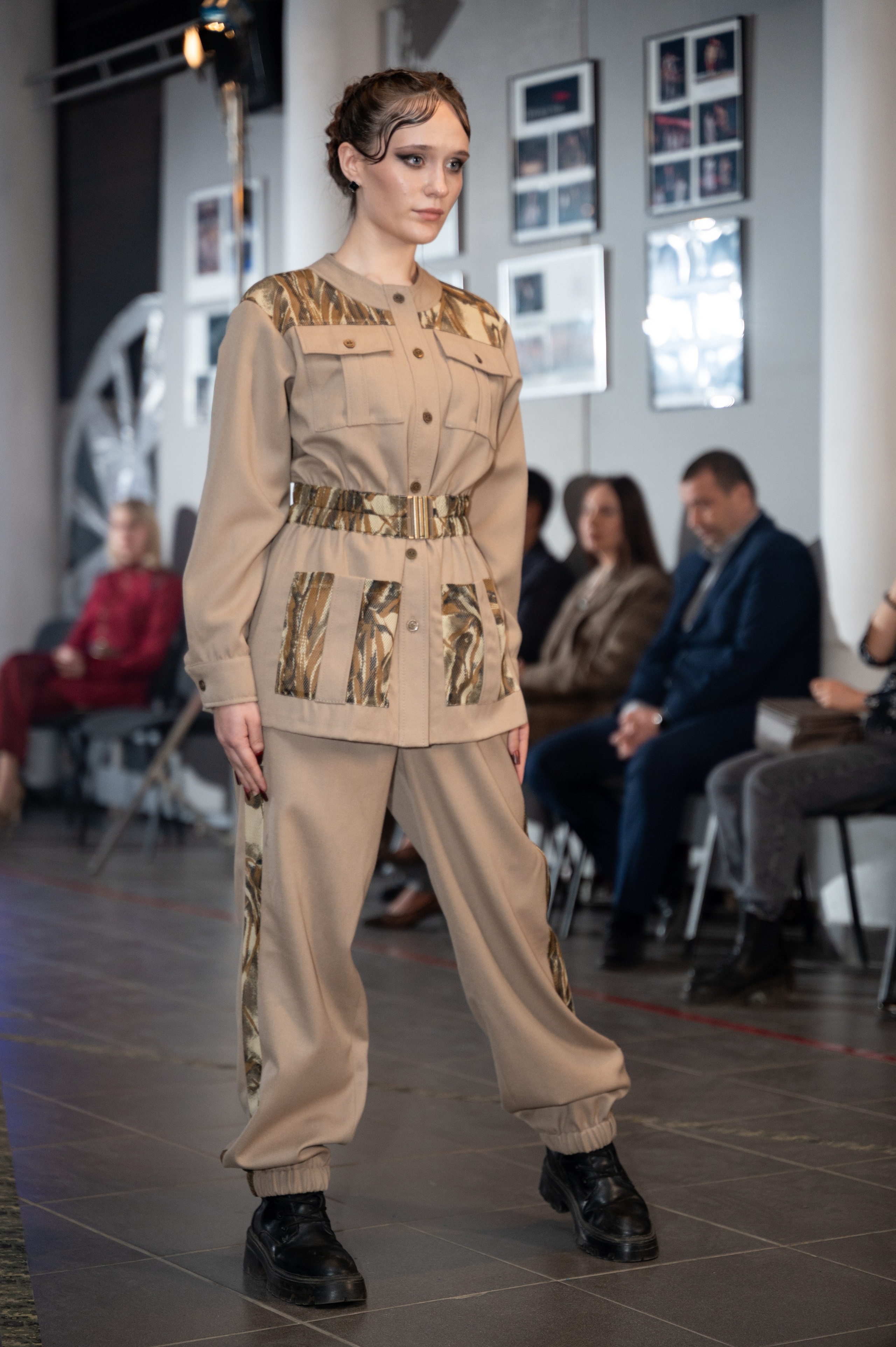Закрытый показ милитари «Своя трансформация» дизайнера Юлии Бойченко | 24.04.2025. Фотограф в Омске Елизавета Кириллова