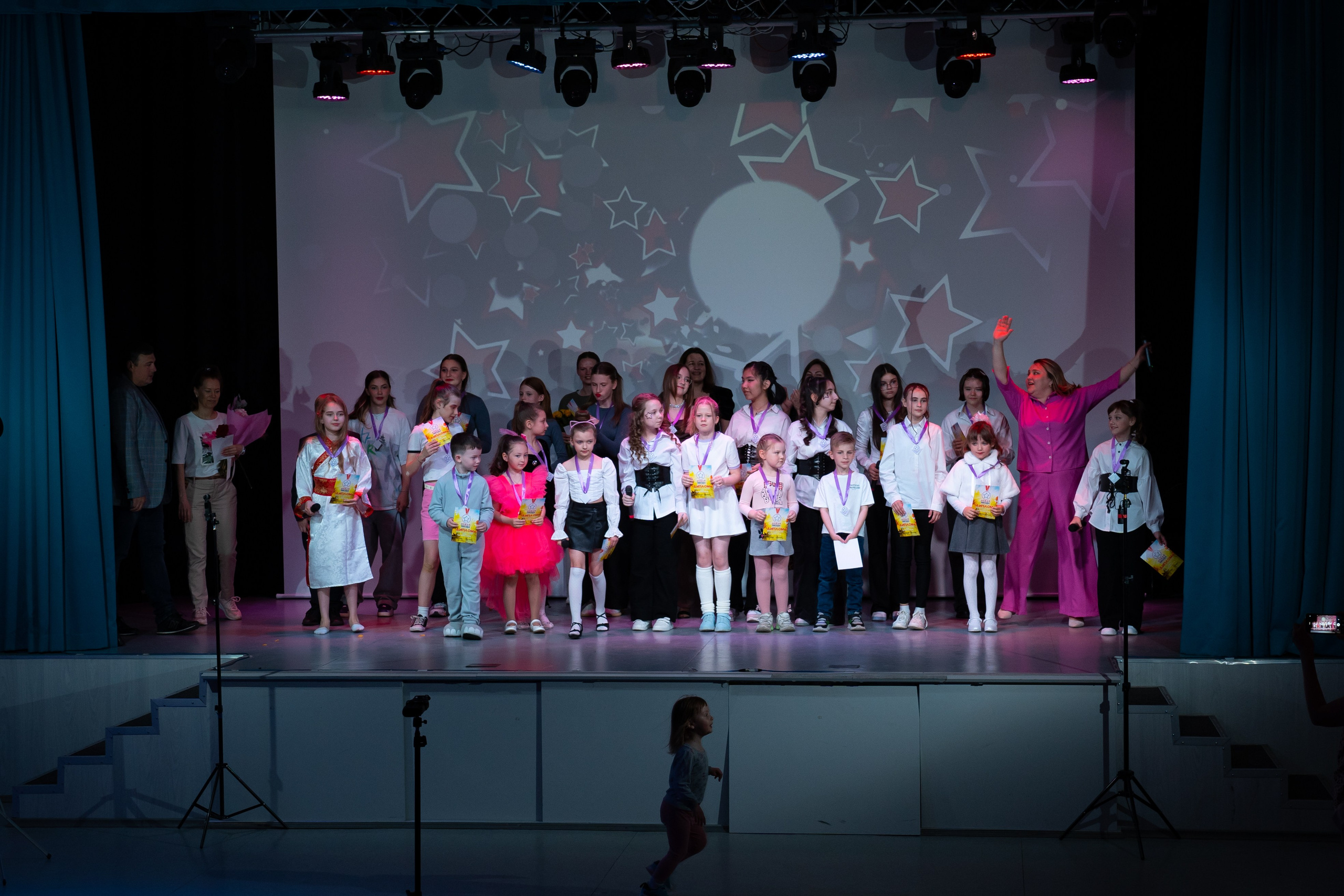 Отчетный концерт продюсерского центра «Новая Звезда». Фото / Видеосъемка в Москве