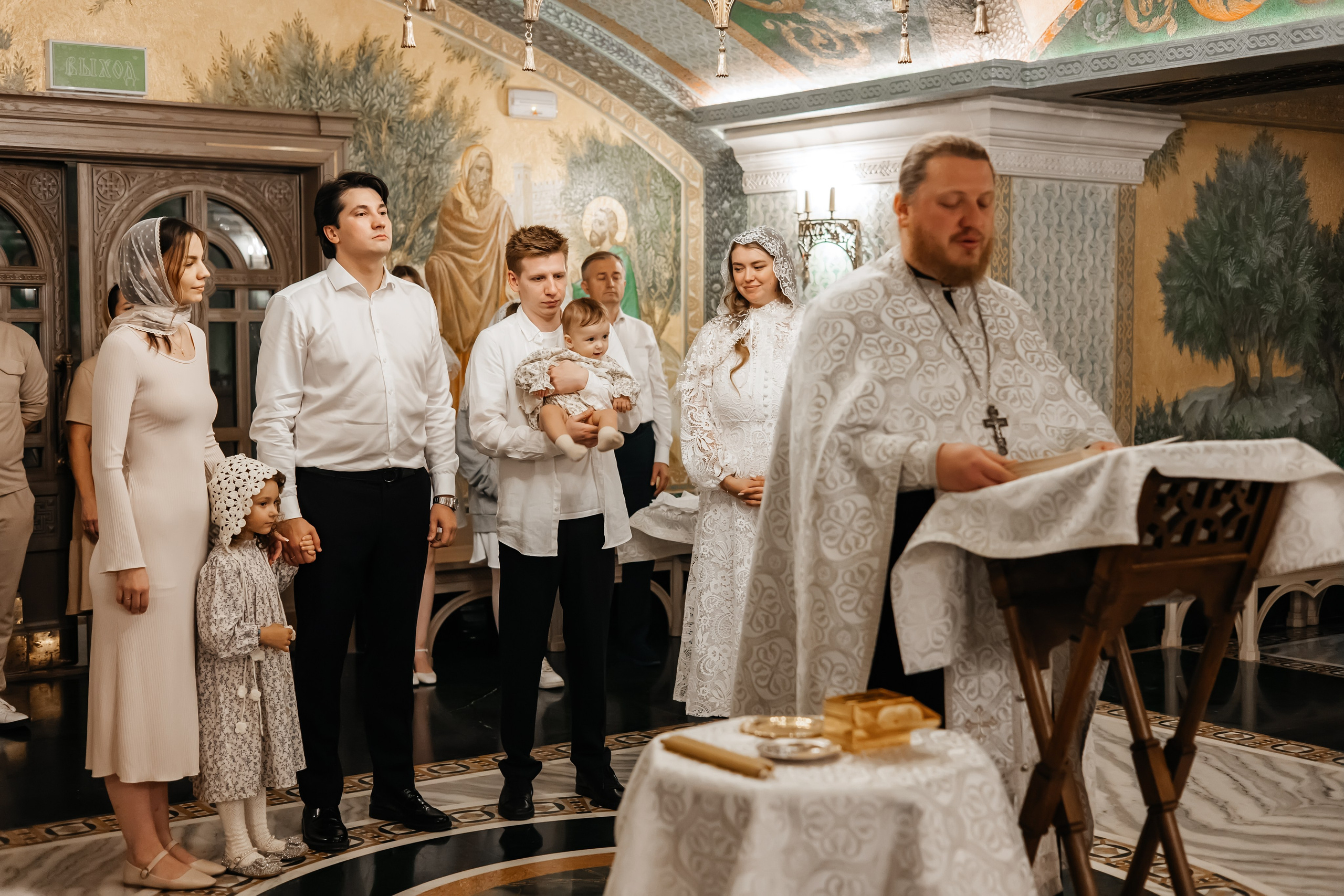 Крещение Ярославы в Сретенском монастыре. Фотограф на крещение и венчание Москва  Надежда Баланина