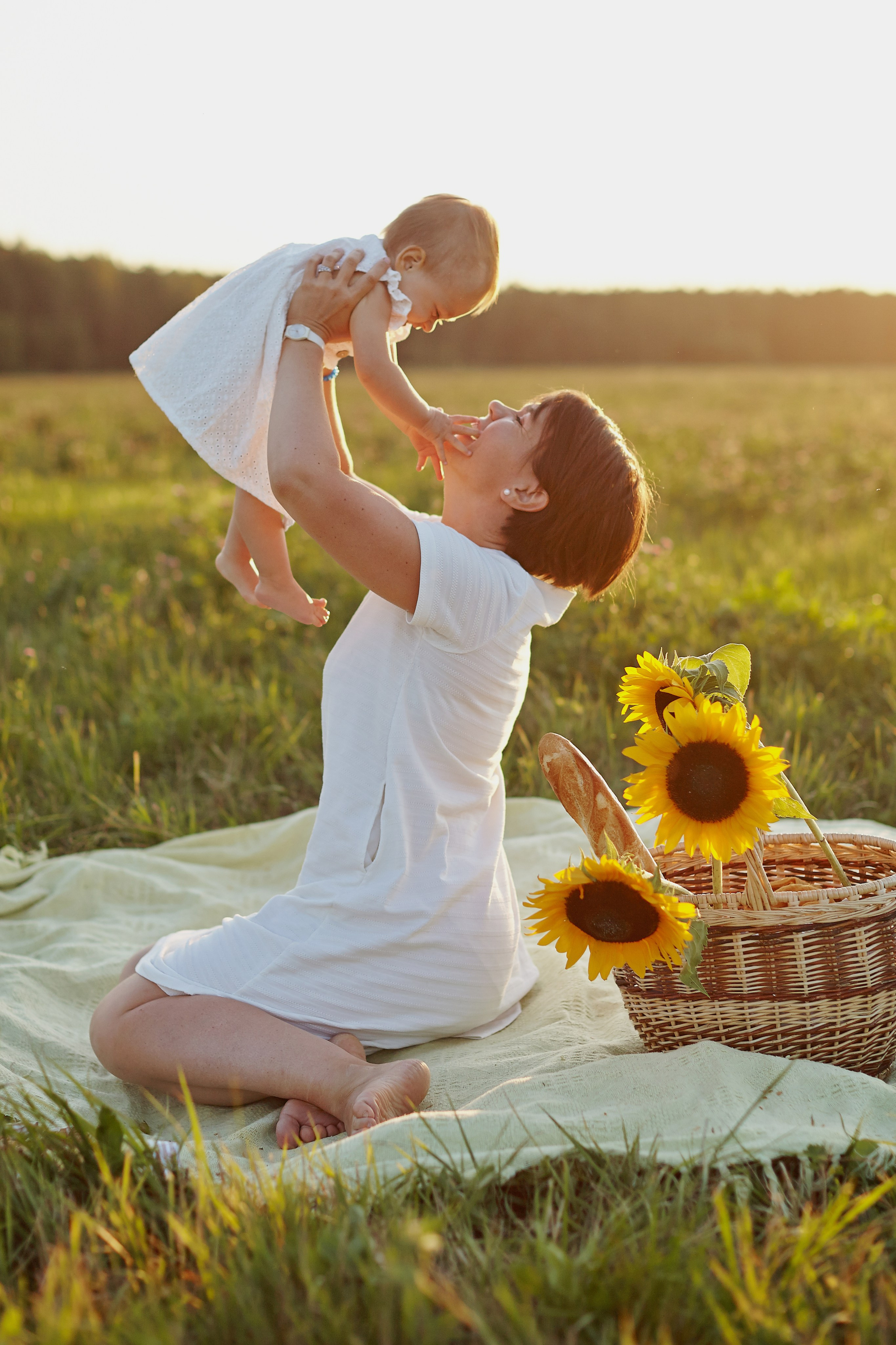 Мама с дочкой в поле на закате. Фотограф Ольга Ефремова