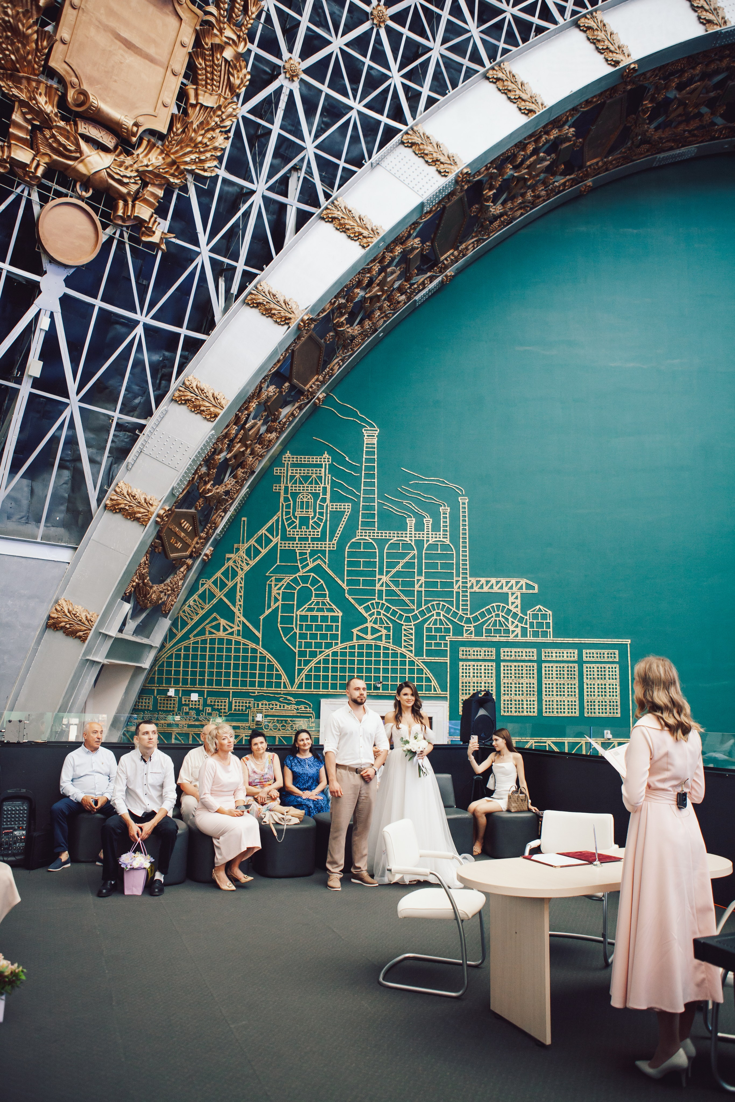 роспись молодоженов  в павильоне космонавтики и авиации №34 на ВДНХ