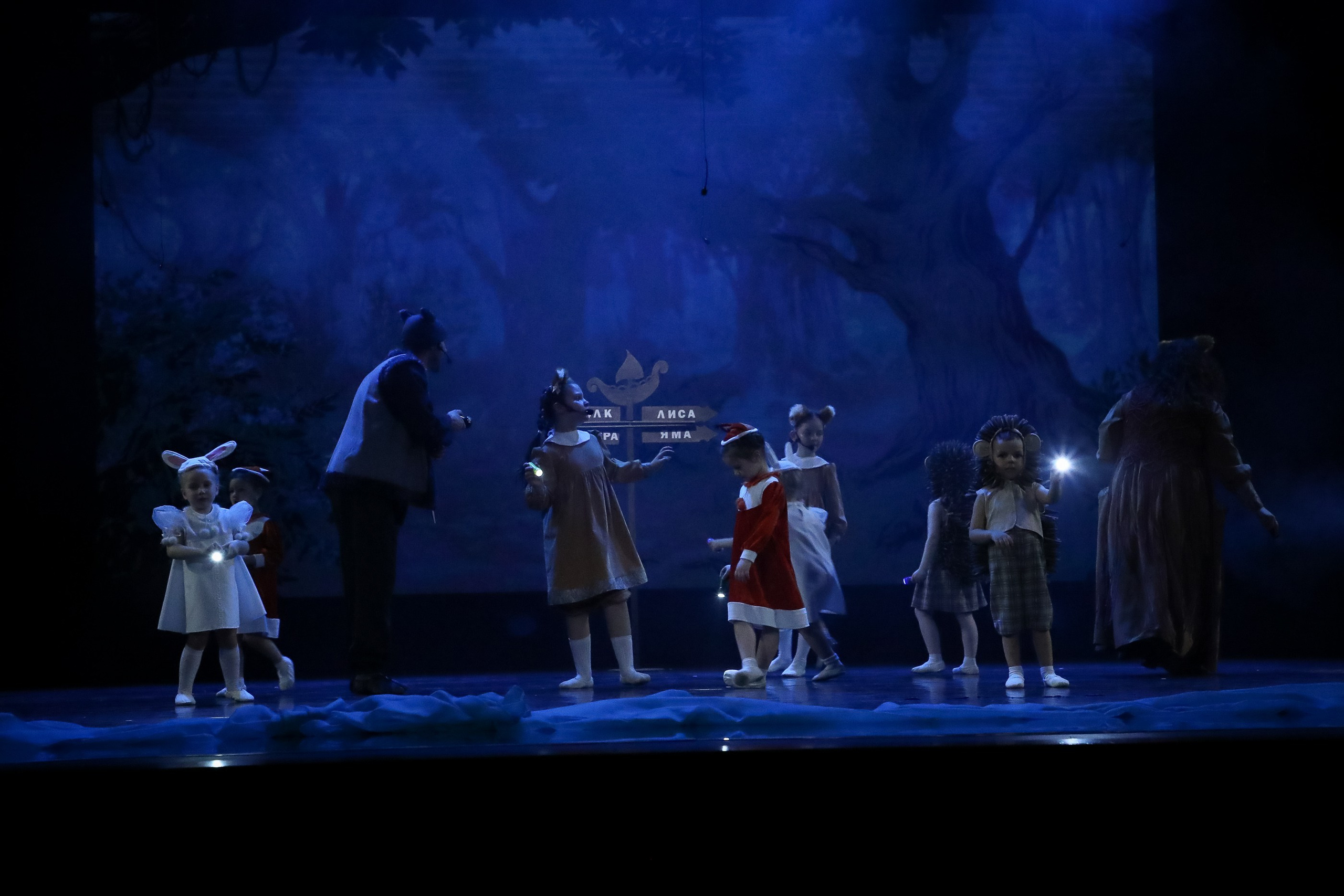 Спектакль «Счастье у звёздной реки». Художник по свету Максим Сергачев