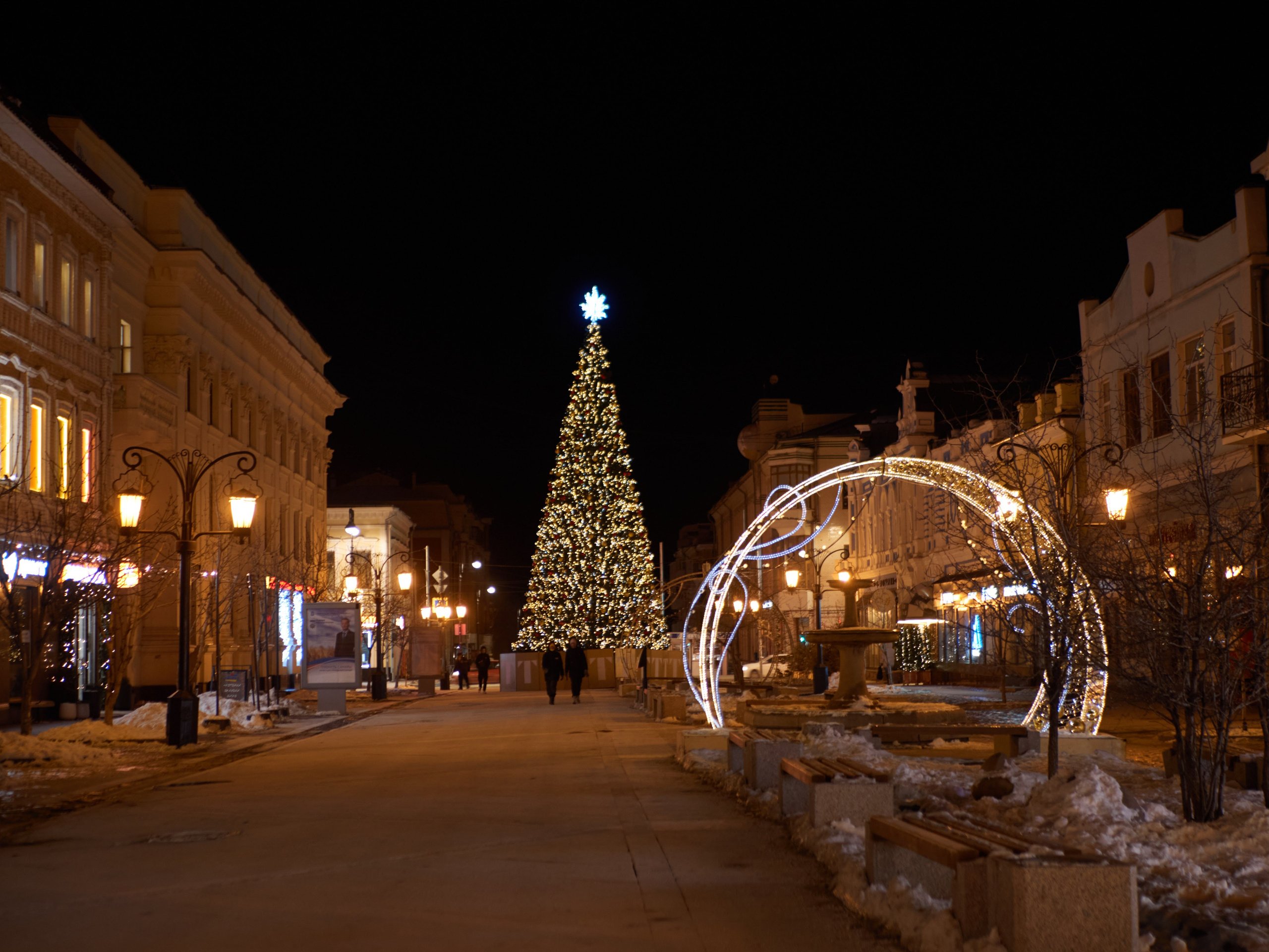 Праздничная атмосфера зимнего вечера на главной пешеходной улице Самары.