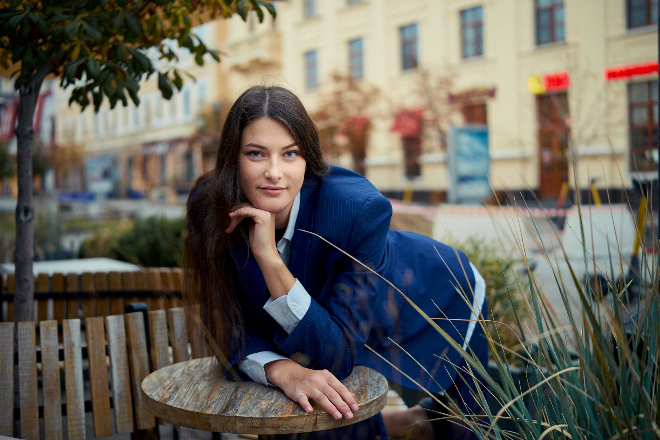 Молодая женщина с лёгкой улыбкой, подчёркивающая своё обаяние в гармонии с яркой обстановкой