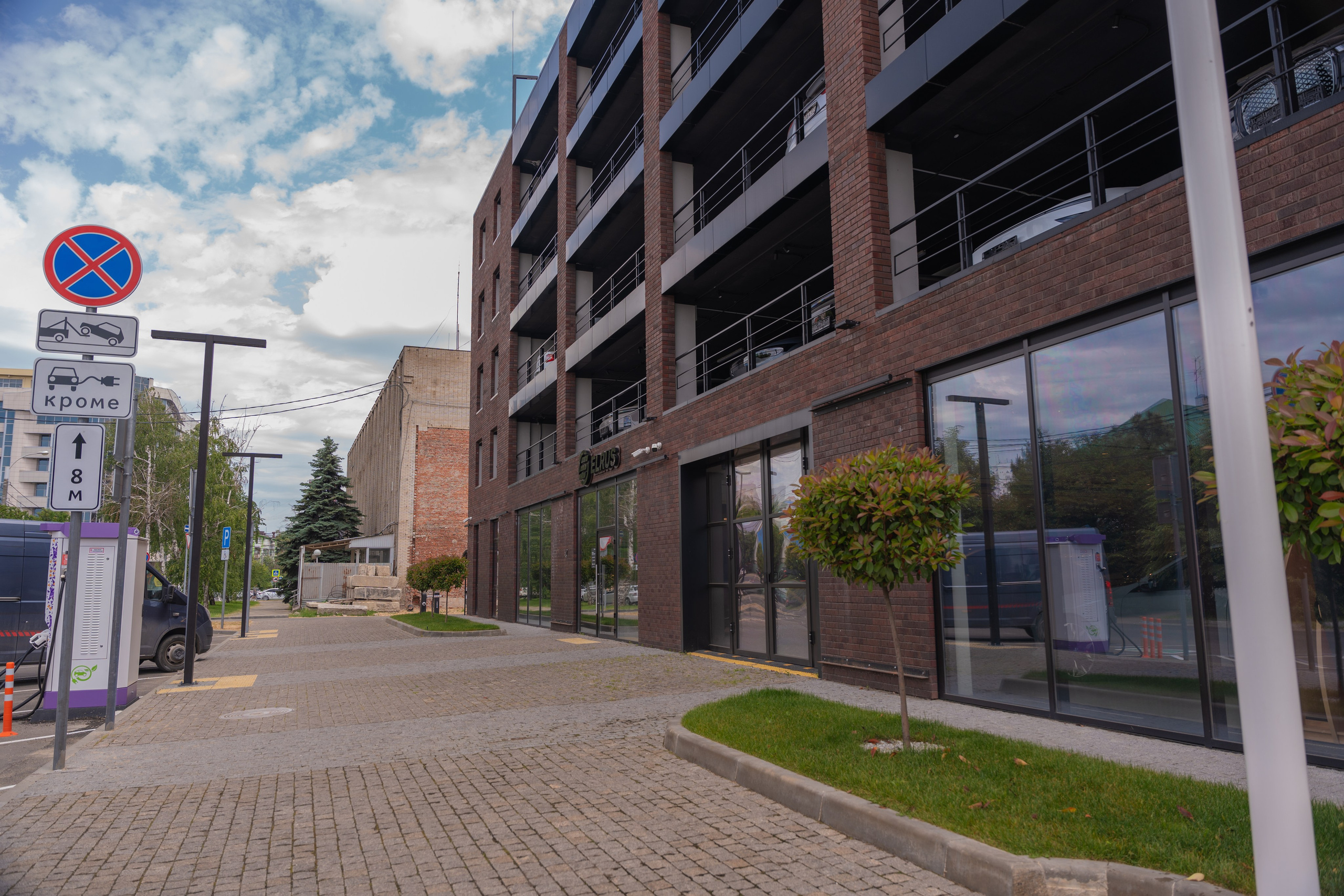 Интерьерная фотосъемка автосалона Elrus в Краснодаре. Zeekr, LiXiang Профессиональная фотосъемка интерьера премиум-автосалона в Краснодаре. Шедевры для Вас! Фотограф и Видеограф в Краснодаре Пахиев Руслан