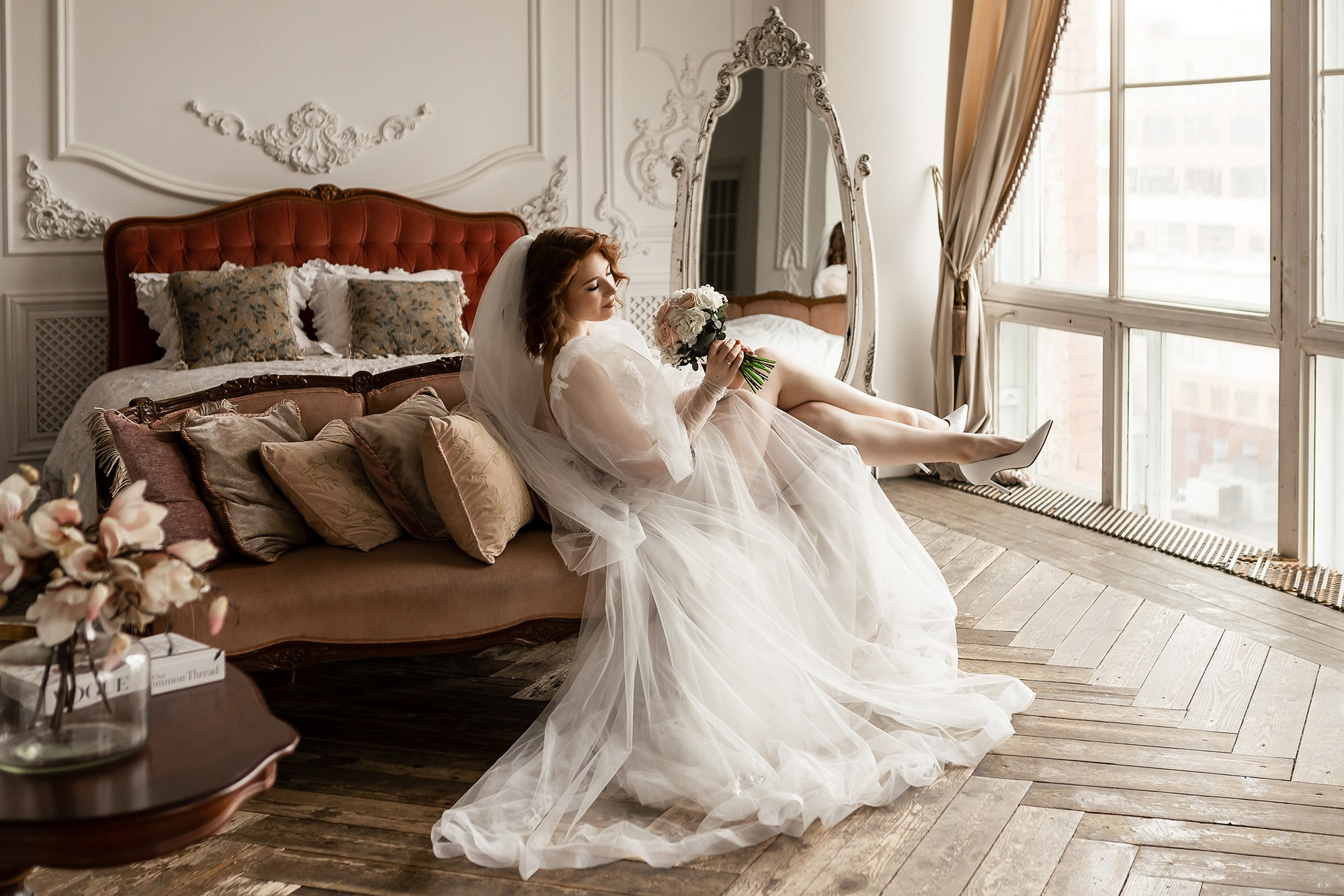 Фотосессия невесты на диване