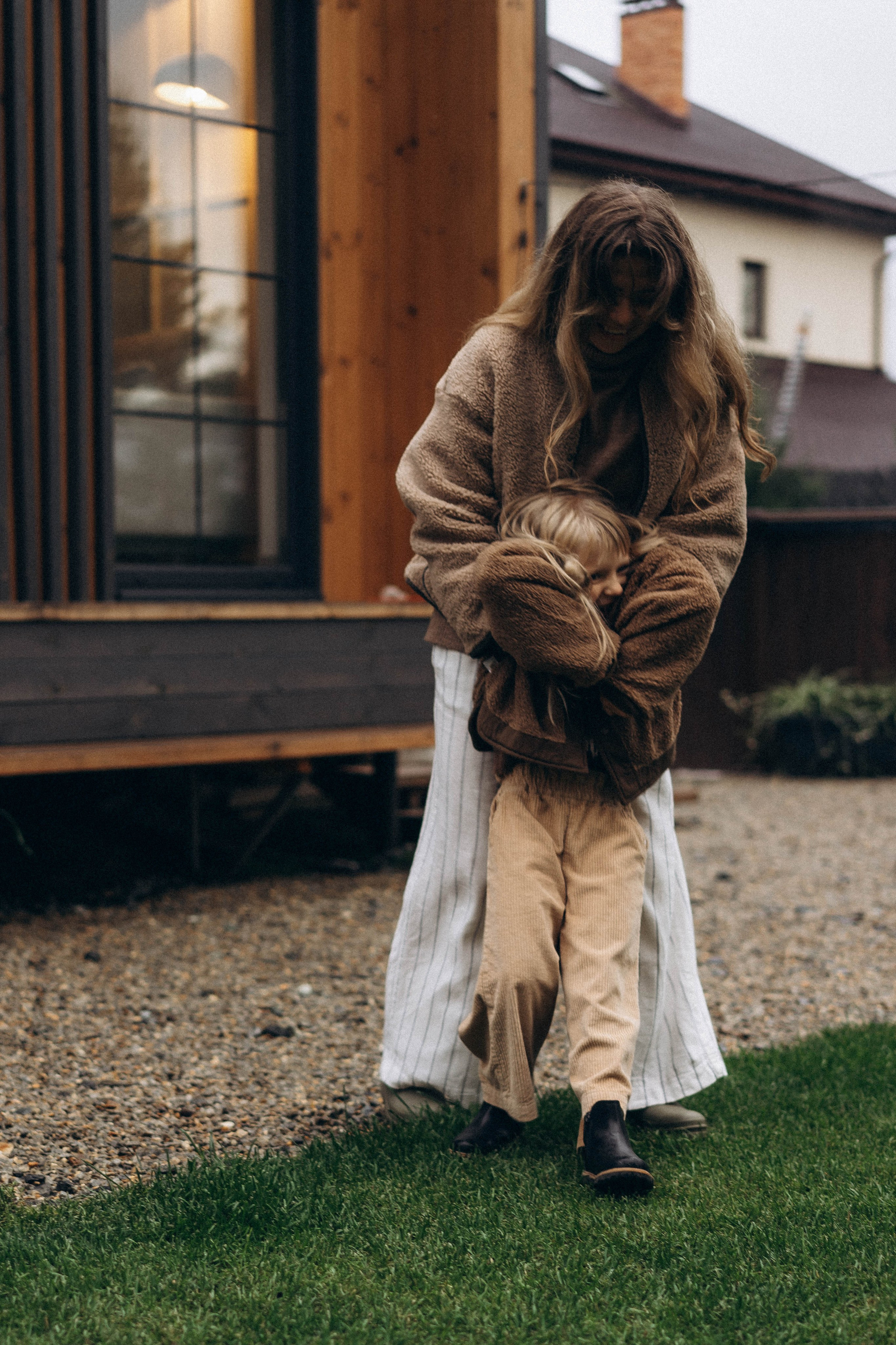 Фотосессия у дома во дворе мама и дочка. Фотограф Екатеринбург Кокшарова Александра