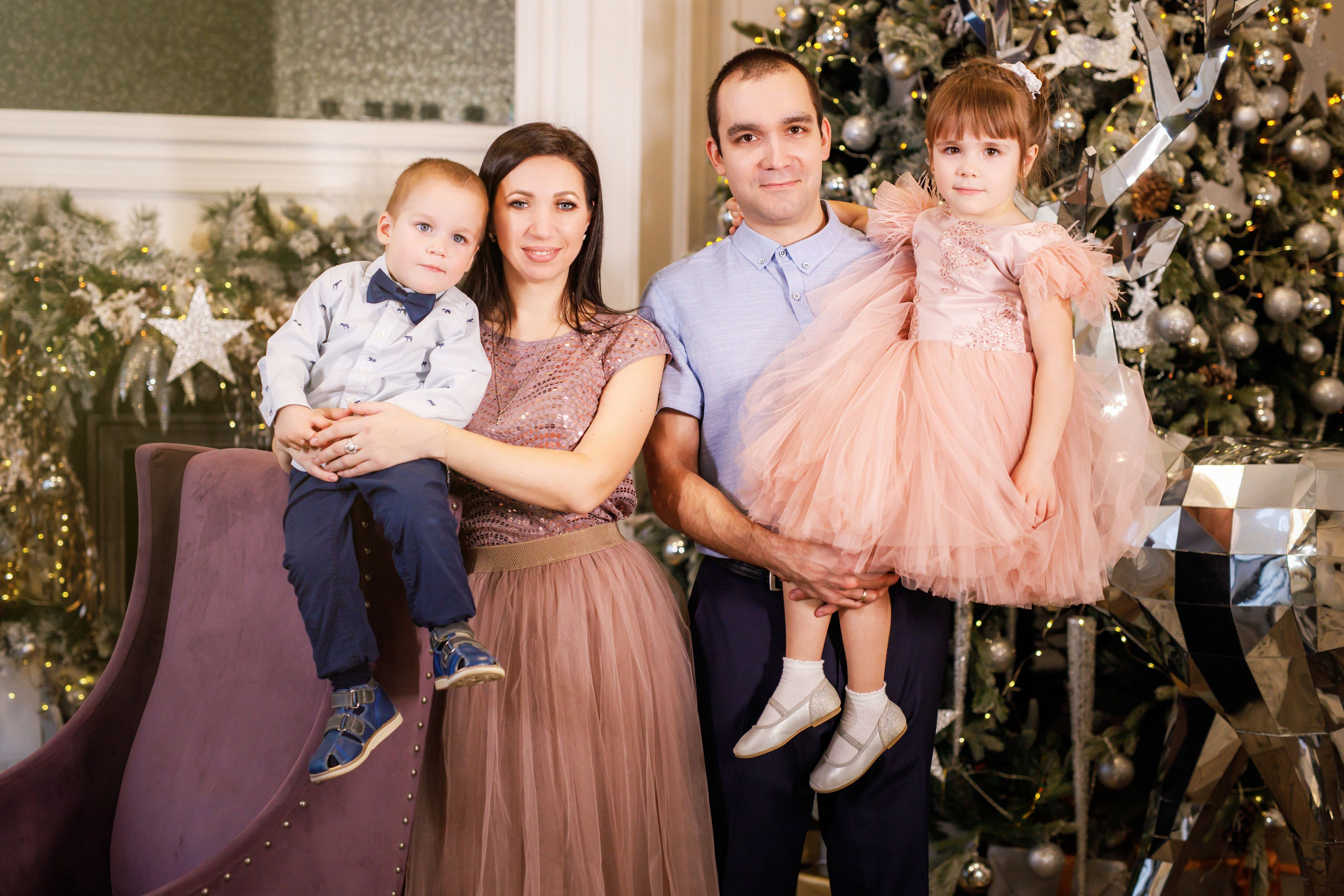 Новогодняя фотосессия в серебряной студии. Профессиональная фото и видеосъемка. Москва