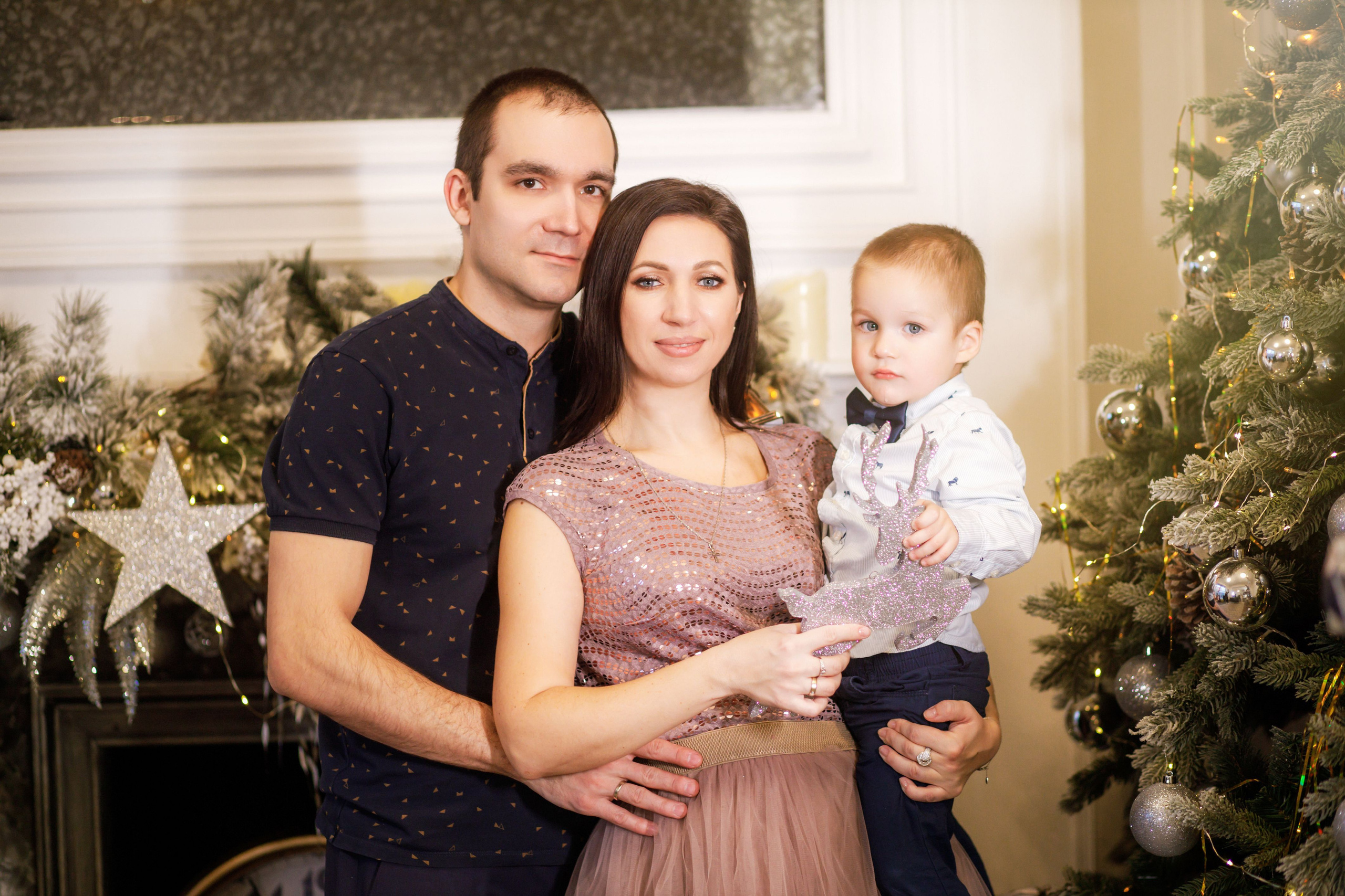 Новогодняя фотосессия в серебряной студии. Профессиональная фото и видеосъемка. Москва