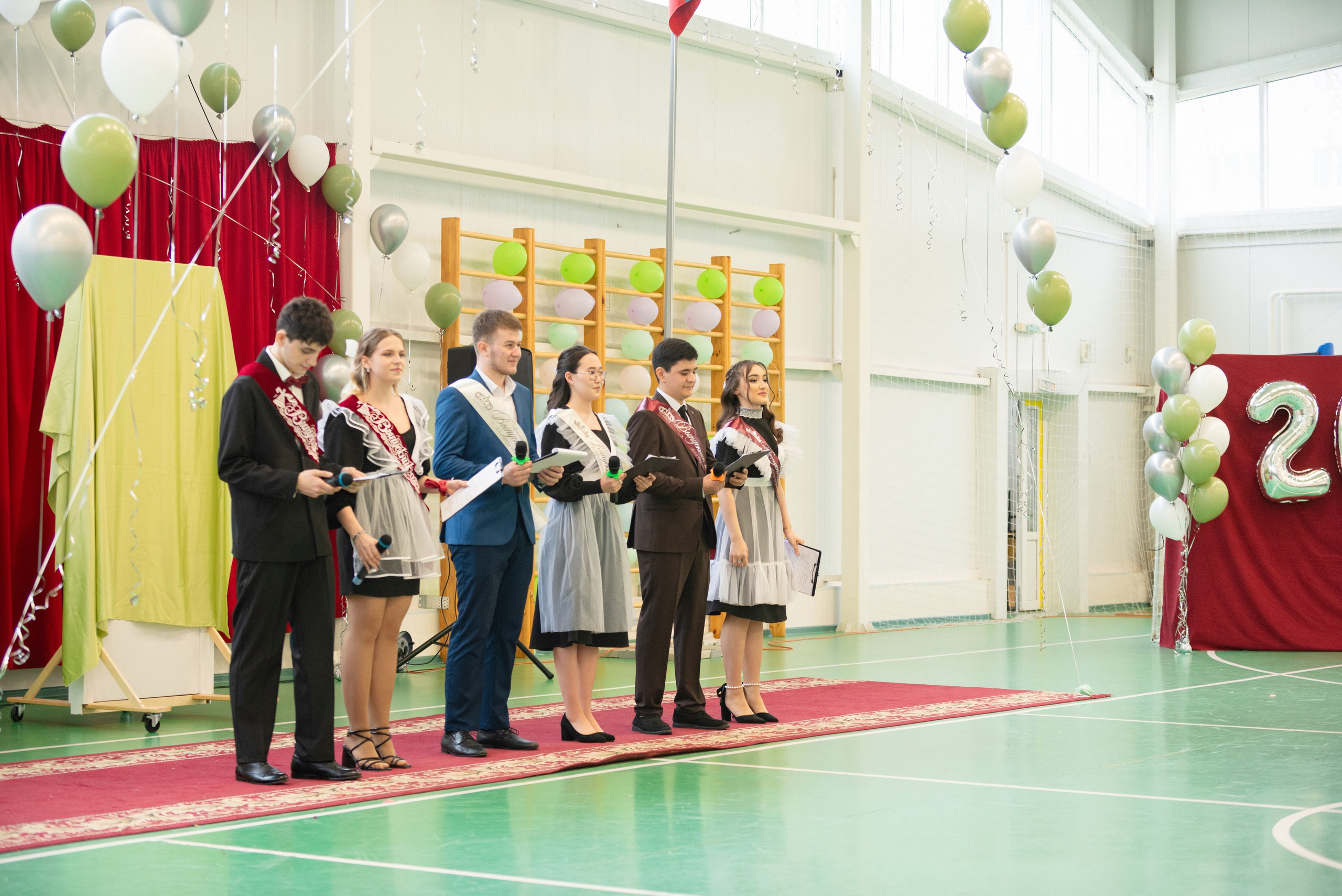 Съёмка выпускного в школе для 11 класса в Сургуте от профессионального фотографа