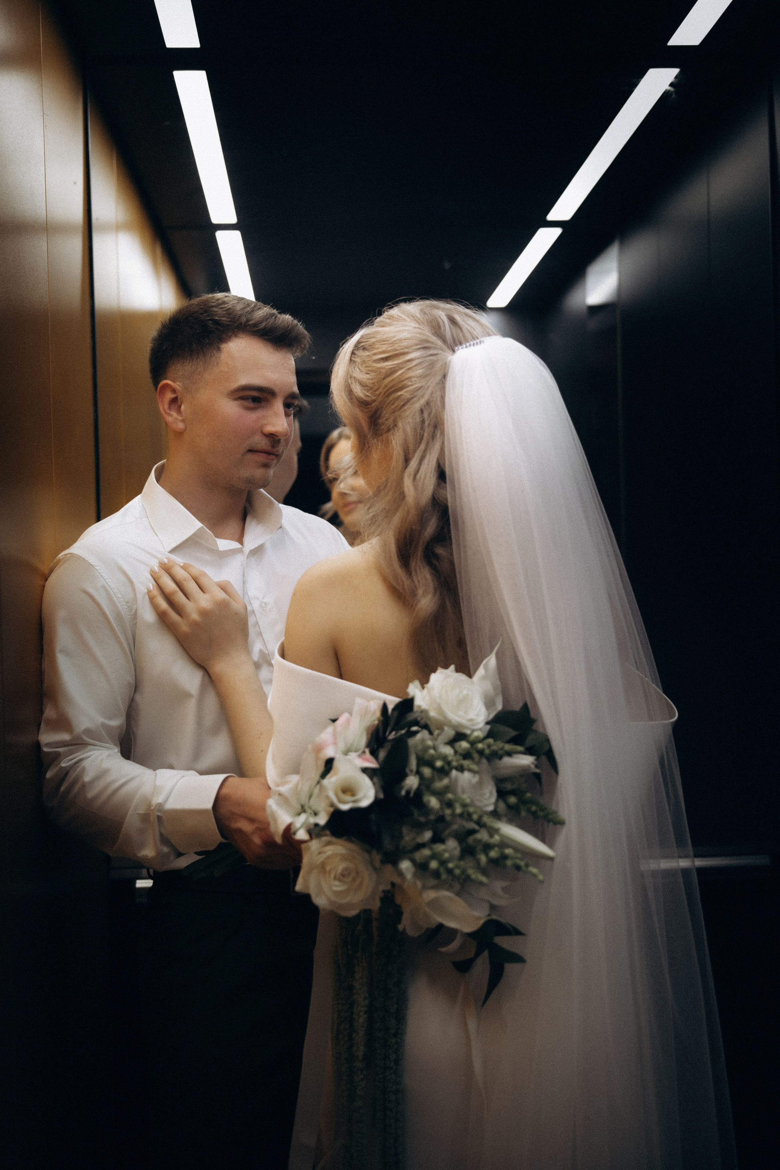 Свадебная фотосессия в стильном лифте элитного дома Москвы