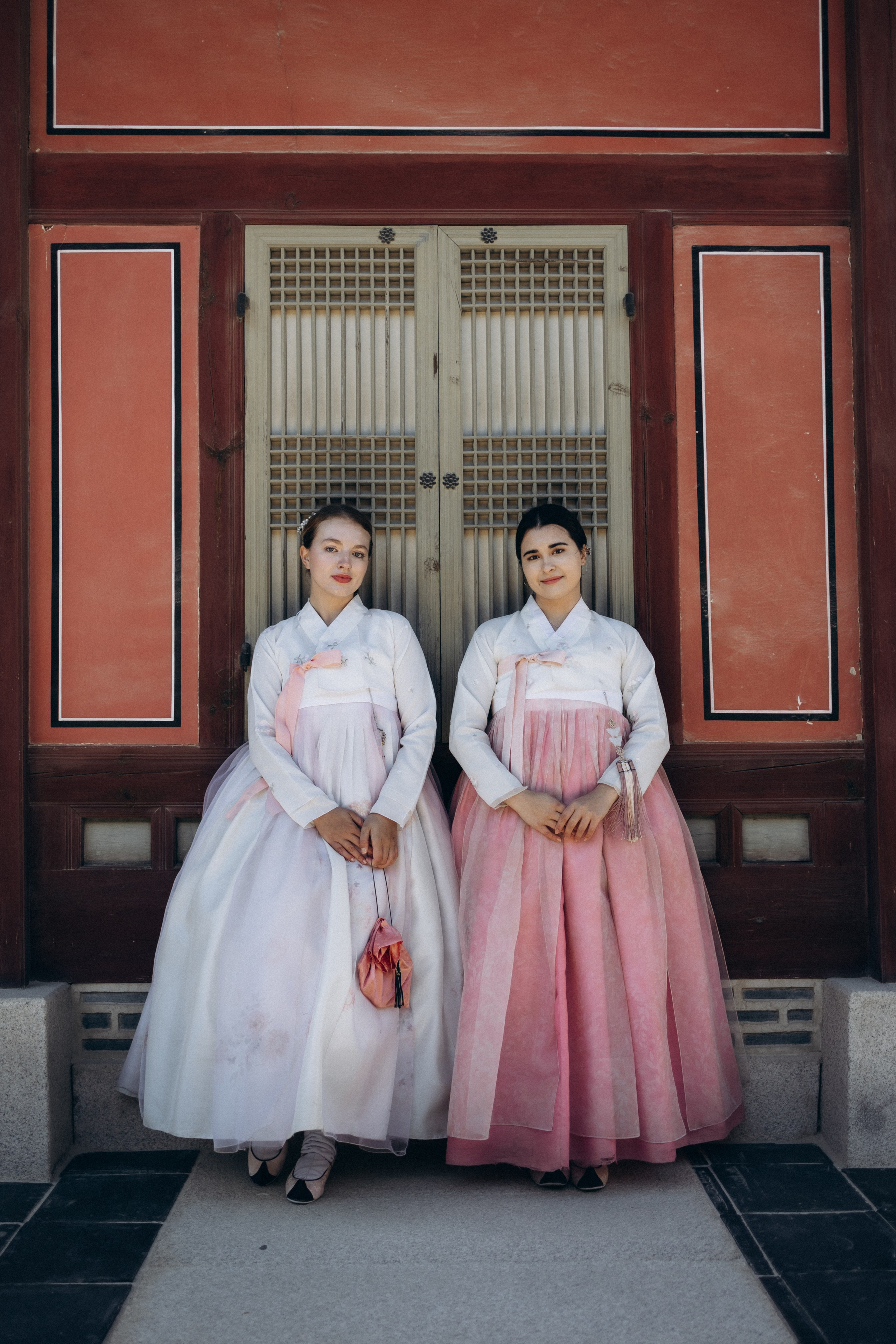 Фотосессия Маши и Саши в ханбоках. Фотограф Артем Бросов в Санкт-Петербурге и Дубае