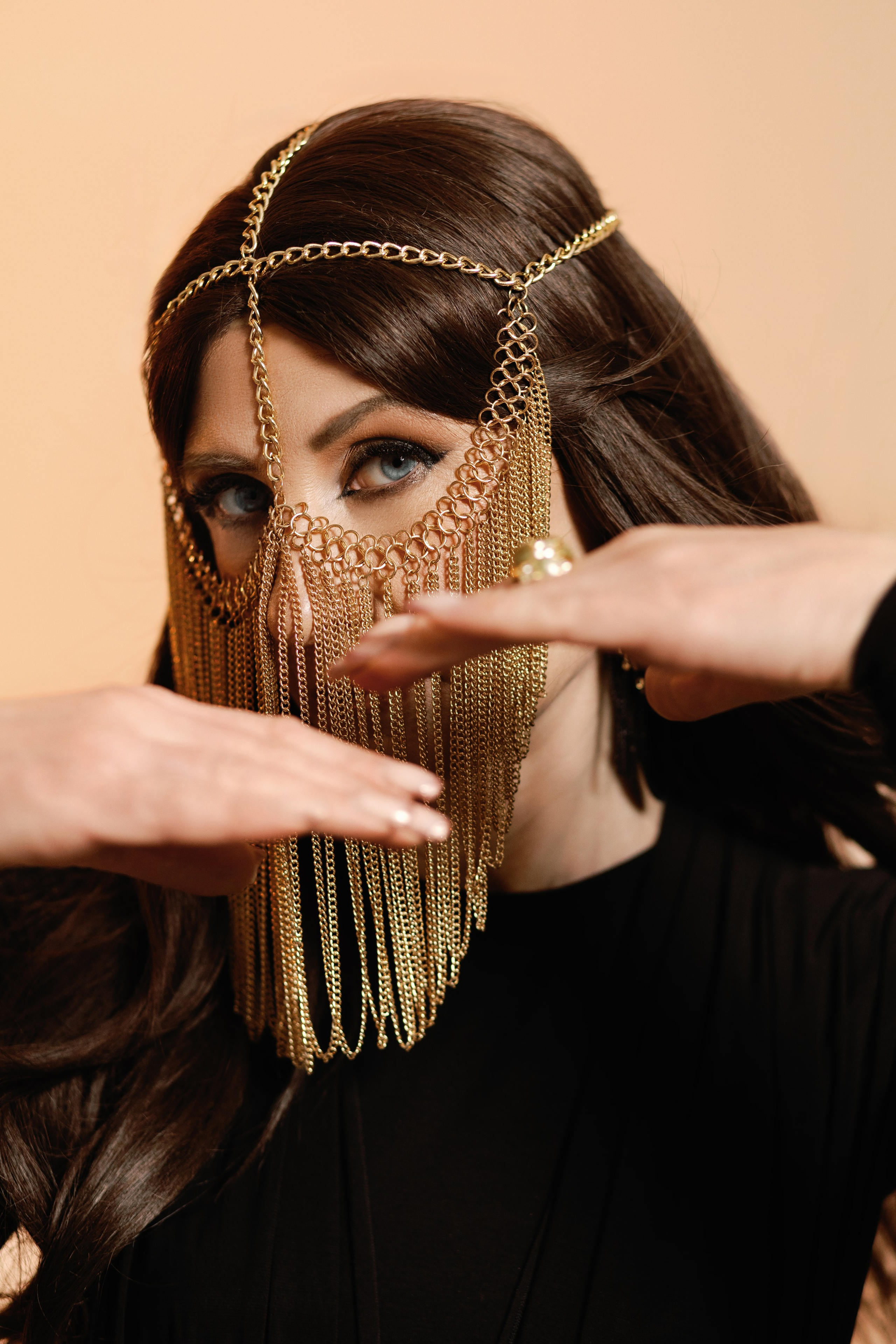 Фотосессия восточная женщина - крупный план, детали образа и украшений.