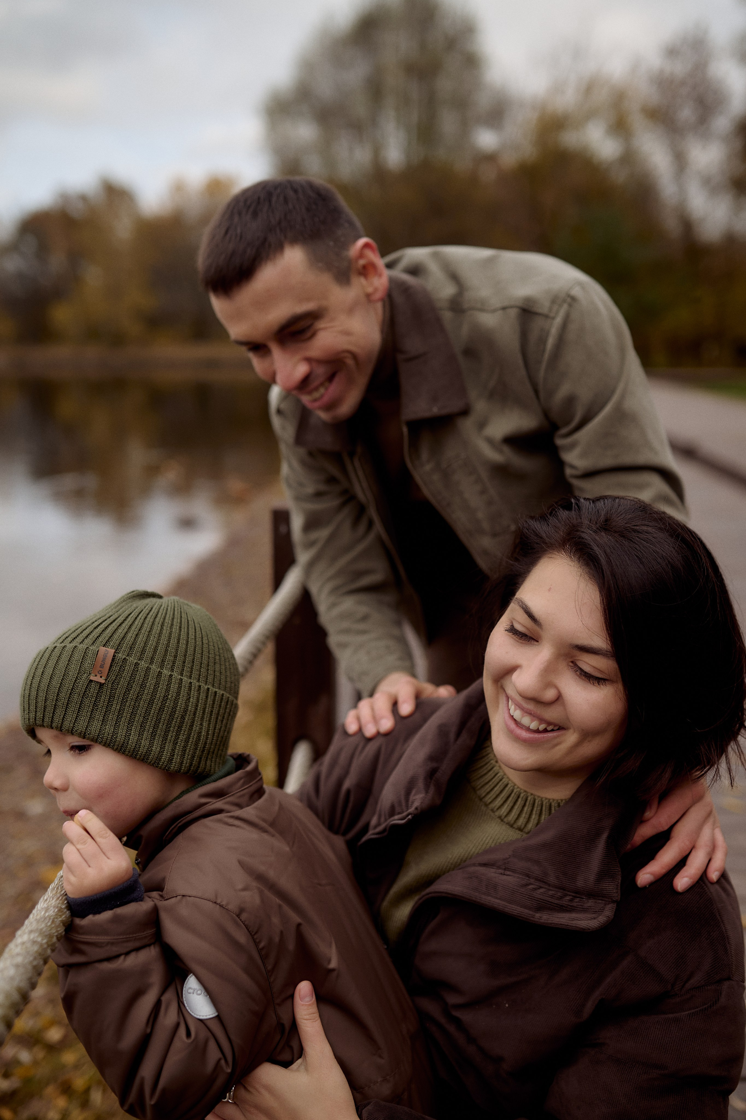 Вова, Юля и Максим в осеннем парке. Семейный и свадебный lifestyle-фотограф в Москве Мария Петрова