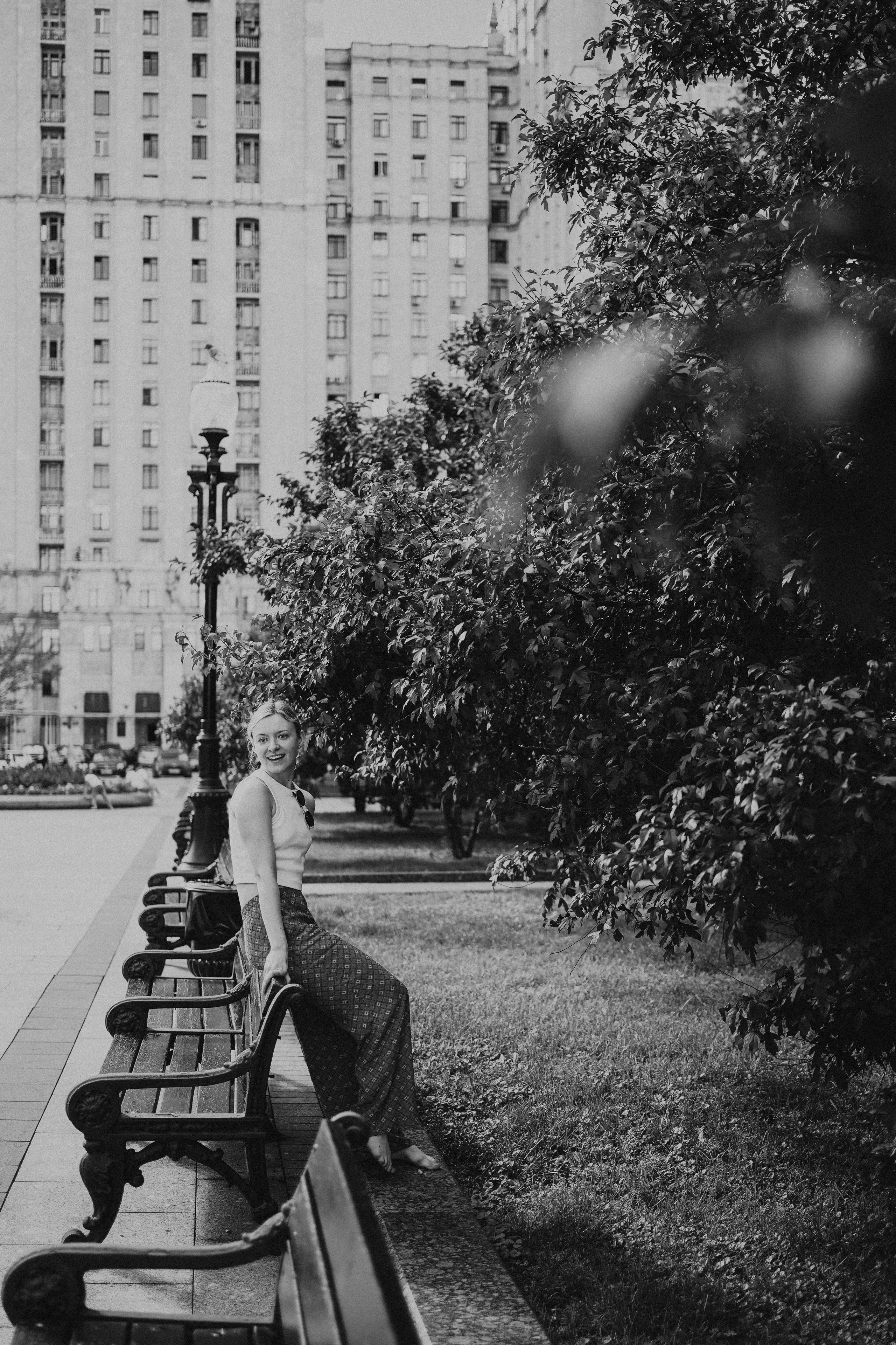 Девушка по городу шагает босиком. Фотограф Наталья Колганова