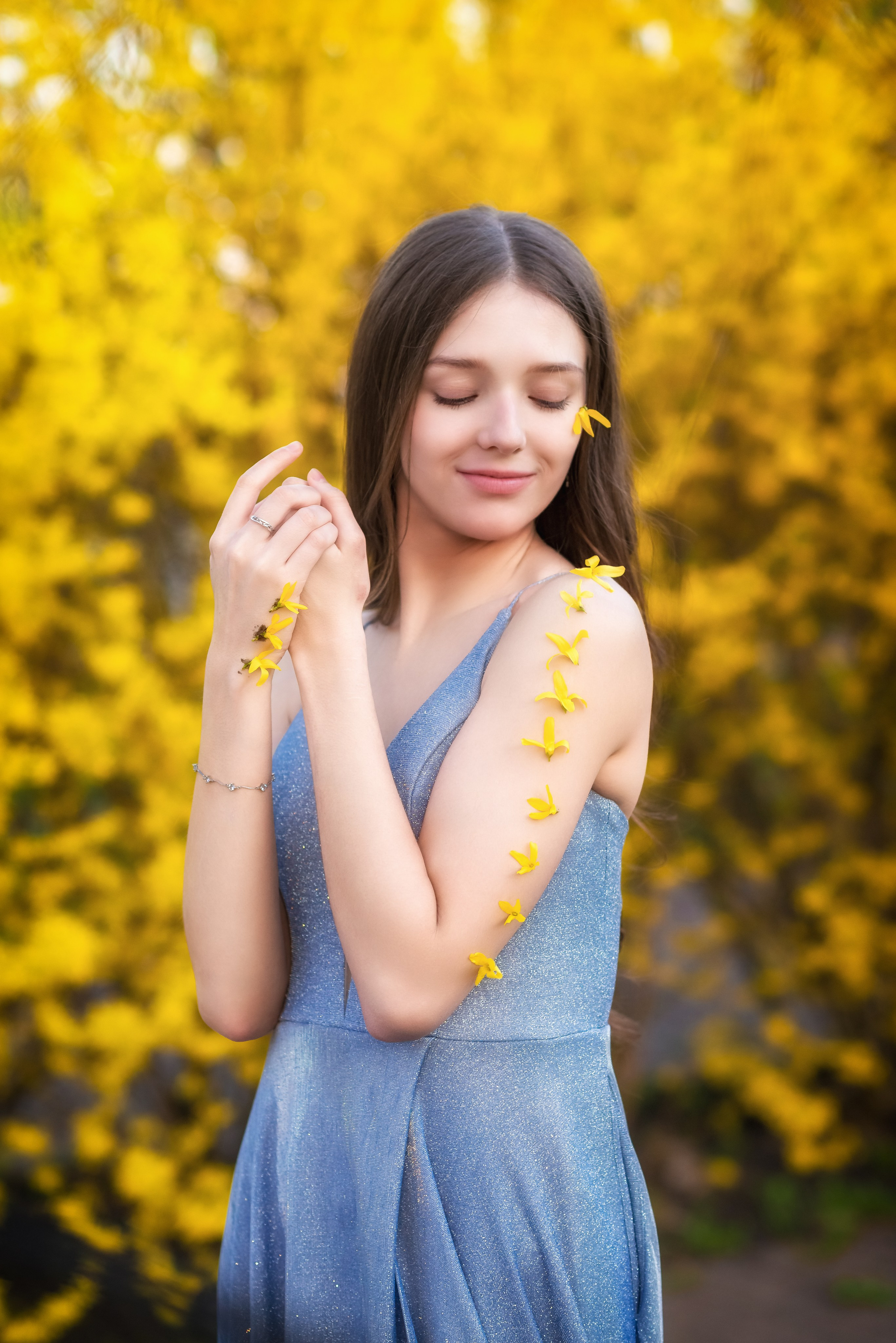 Портрет в Форзиции. Женский фотограф Крещение Венчание Москва Брянск