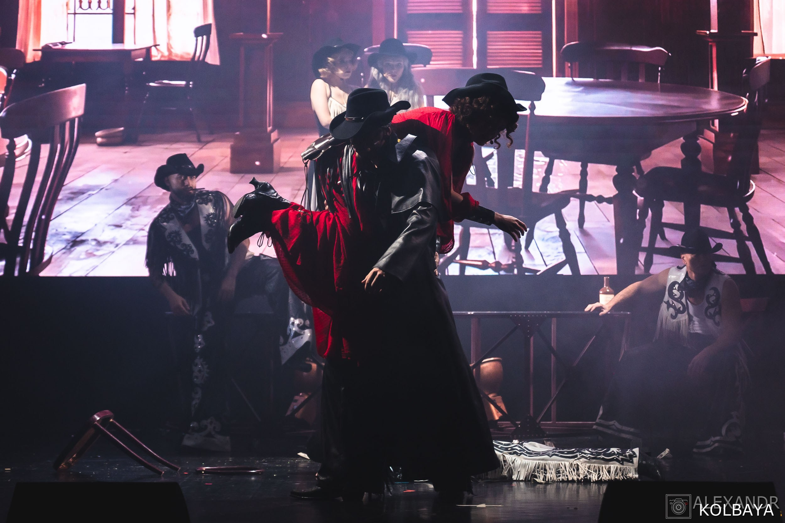 Фотографии со спектакля «Привет, я тетя Чарли». Концертный и театральный репортажный фотограф в Москве Александр Колбая