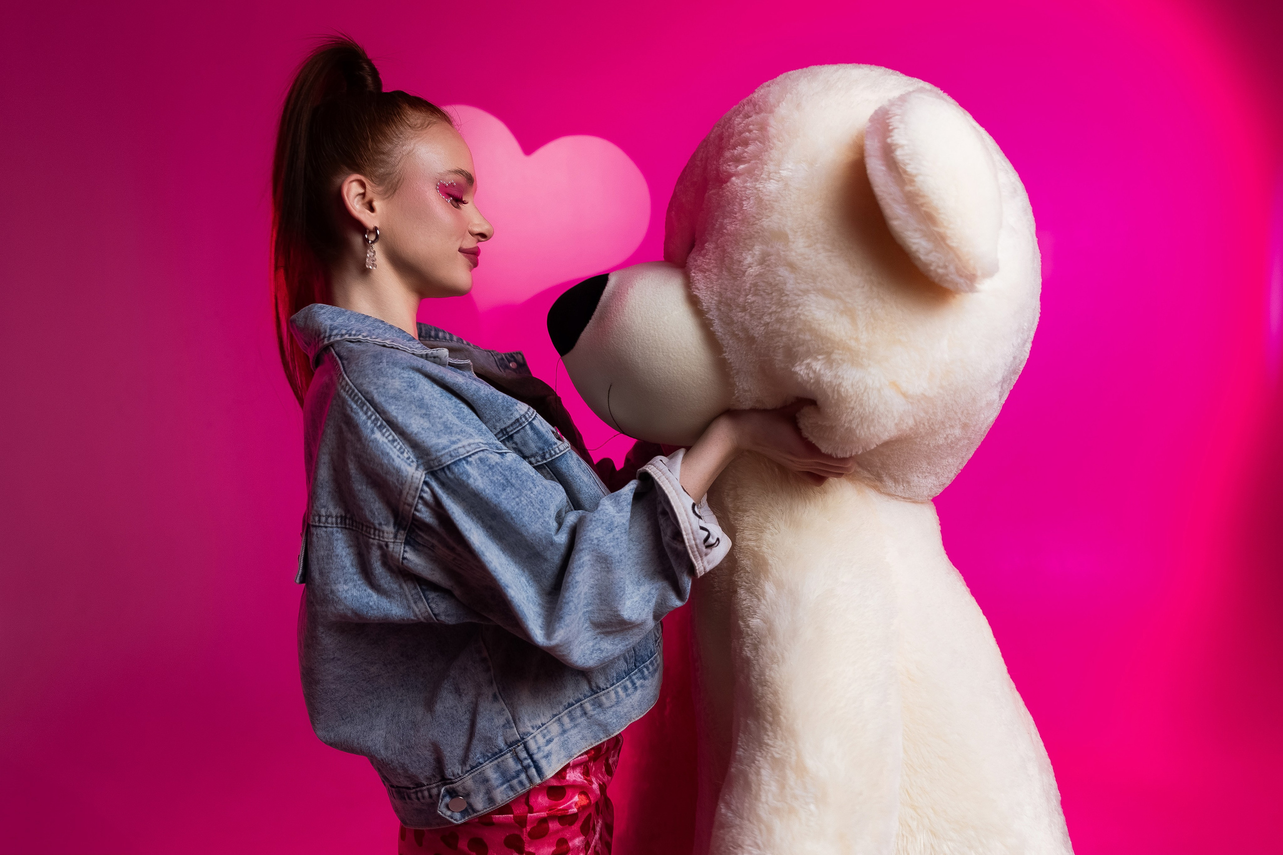 идея фотосессия на 14 февраля, день всех влюблённых, цветной свет, маски габо, 14 февраля, ростовой медведь