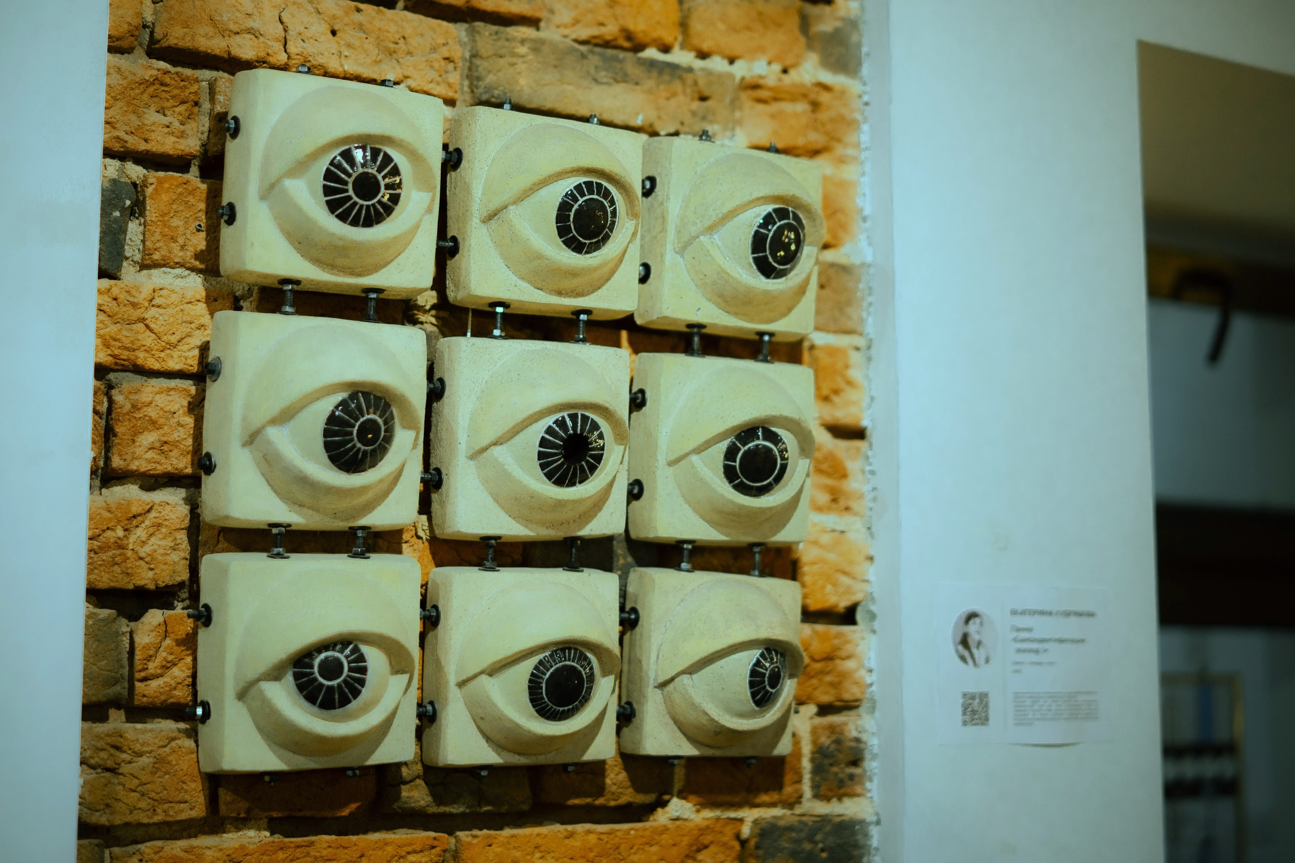 Самоидентификация, эпизод 1. 2023, шамот, сталь, 55х55х10 см