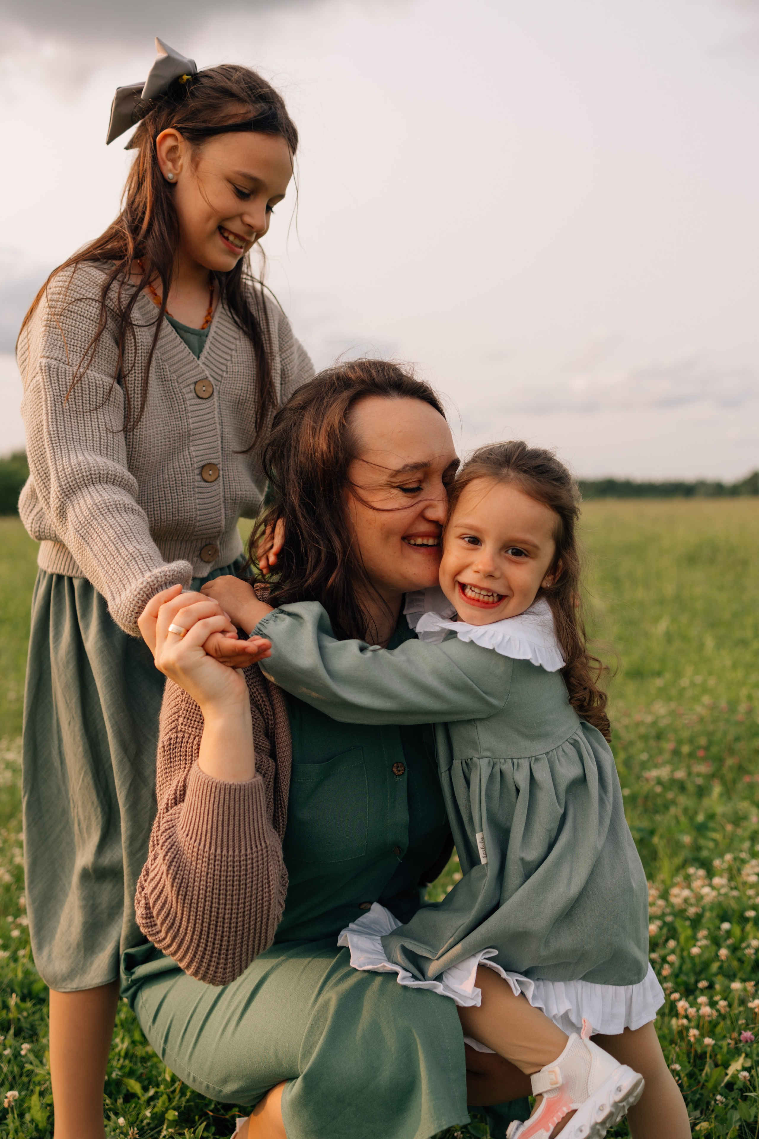 Анна, Марчелло, Настенька и Влада в поле. Фотограф Москва Светлана Кирюшина
