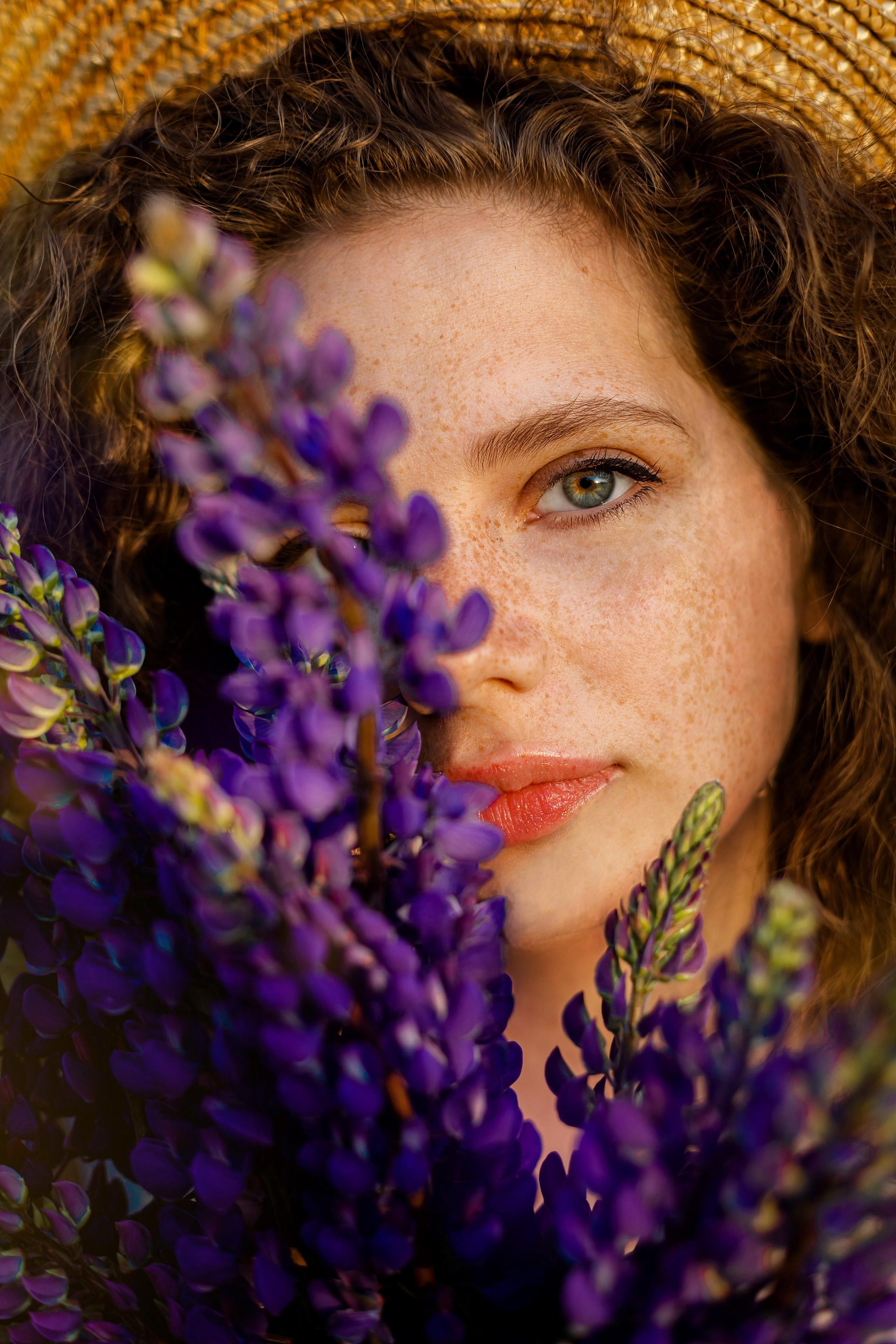 Ирина в люпинах. Женская фотосессия в поле люпинов. Семейный и детский фотограф в Санкт-Петербурге Павлова Елена