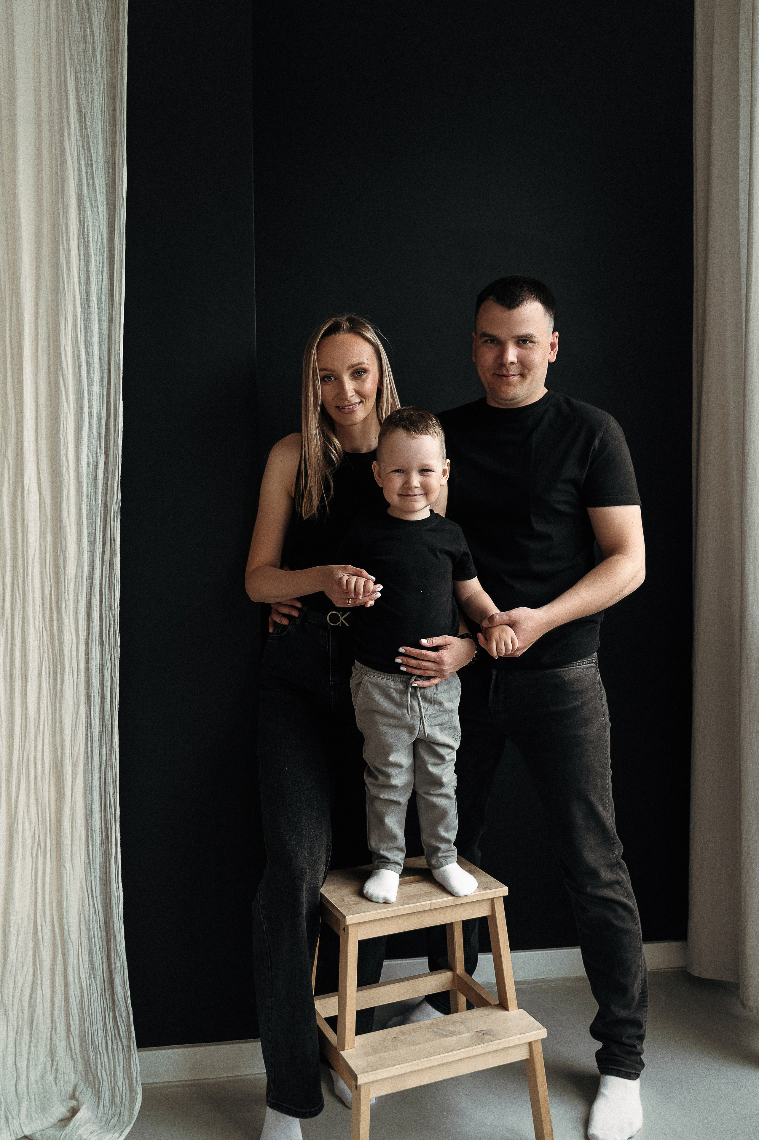 семейная фотосессия в черных футболках на черном фоне total black