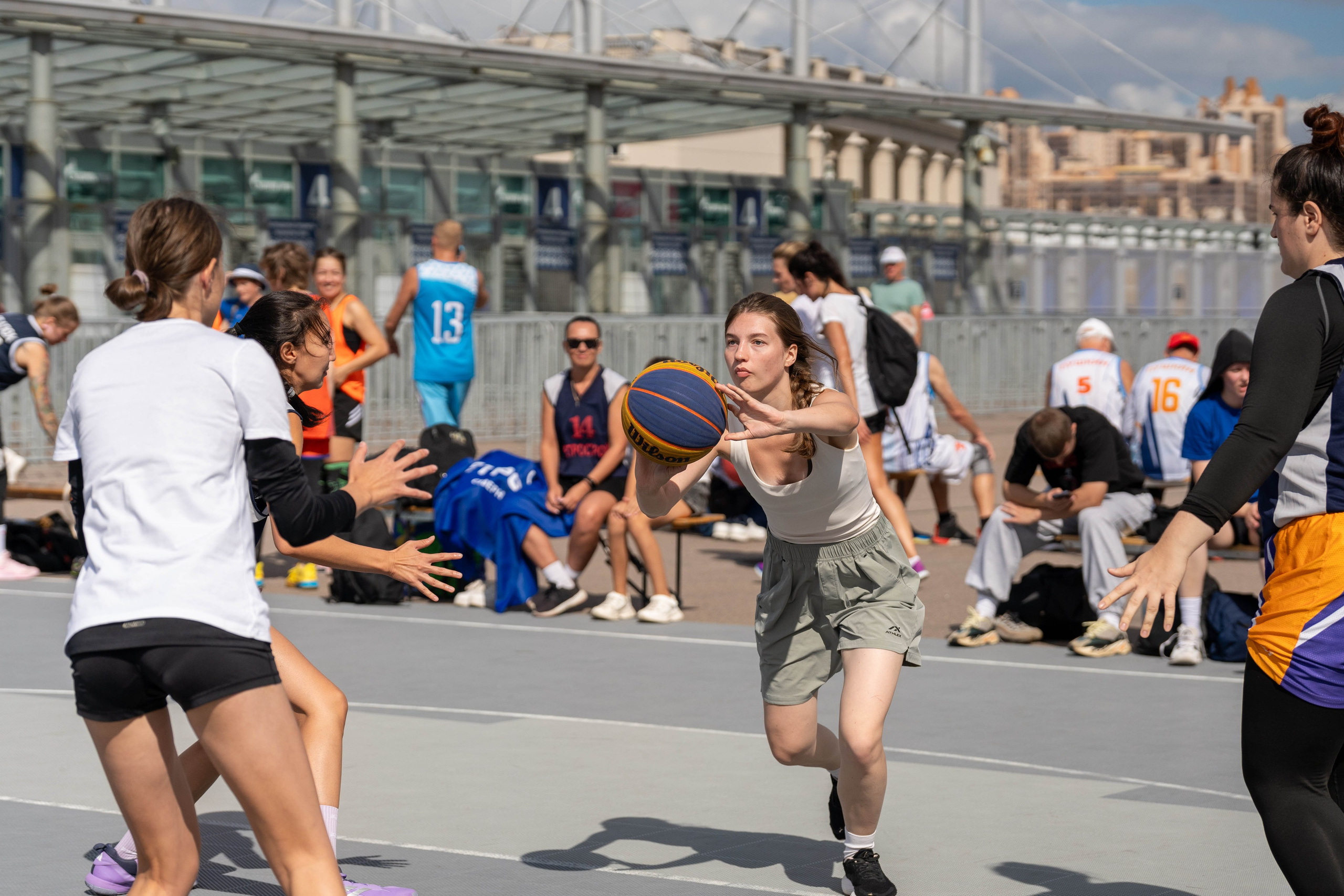 Игрок ведет мяч на уличном 3х3 баскетболе в Санкт-Петербурге