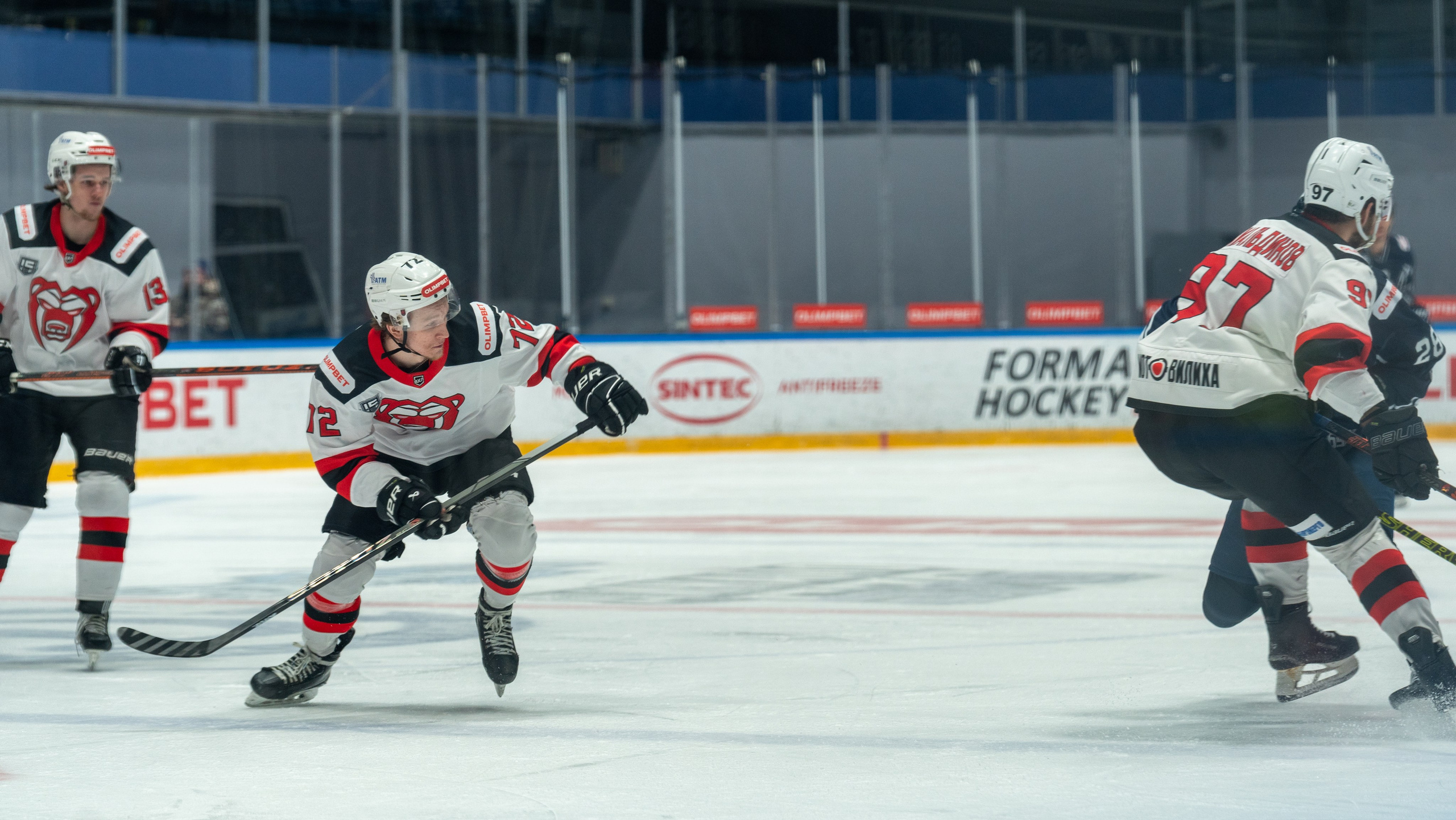 Игрок «Молота» атакует в матче против «Динамо». Репортажная спортивная фотосъёмка, динамика и азарт, Санкт-Петербург.