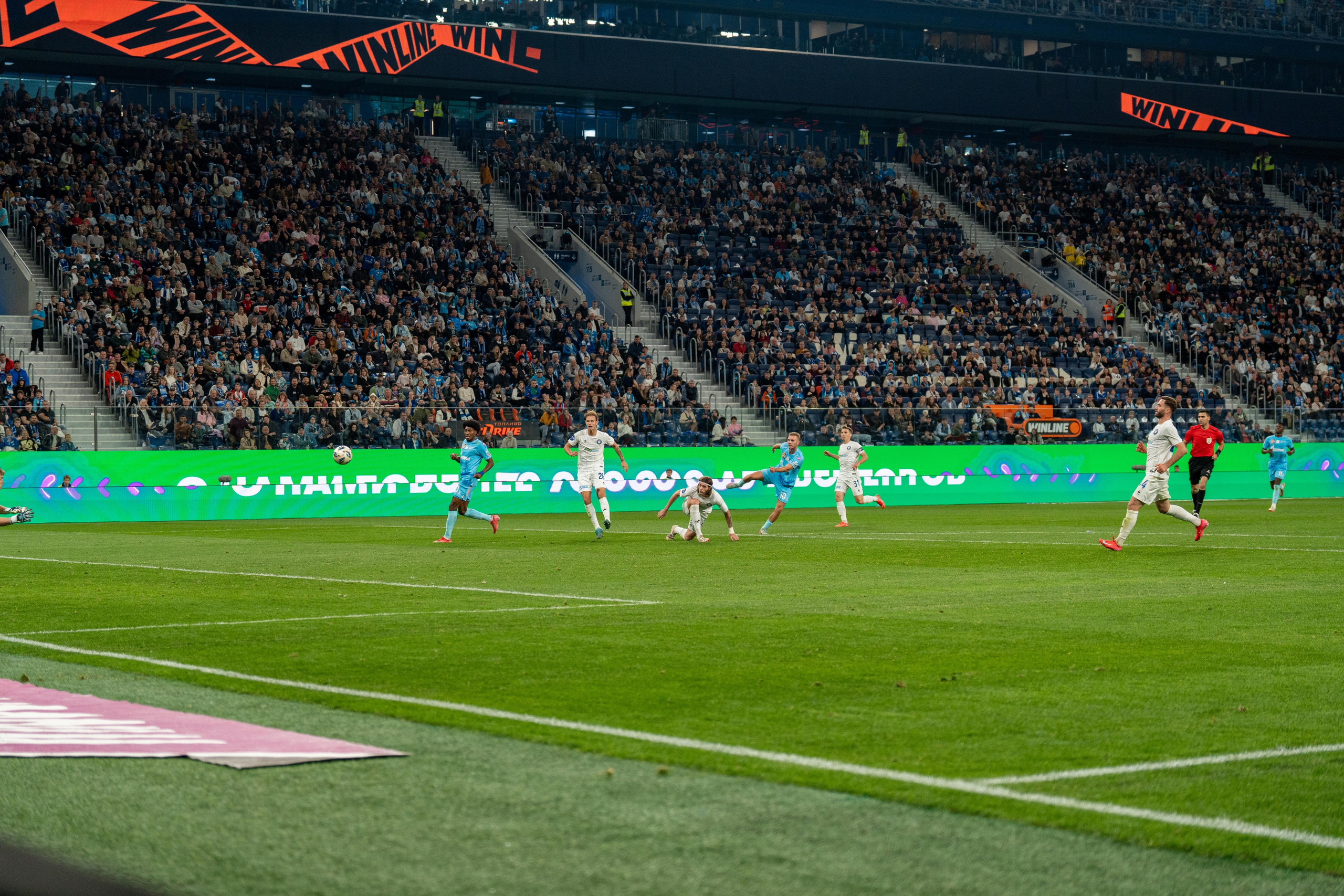 Игровой момент матча Зенит — Оренбург на Газпром Арене, снятый спортивным фотографом Санкт-Петербурга