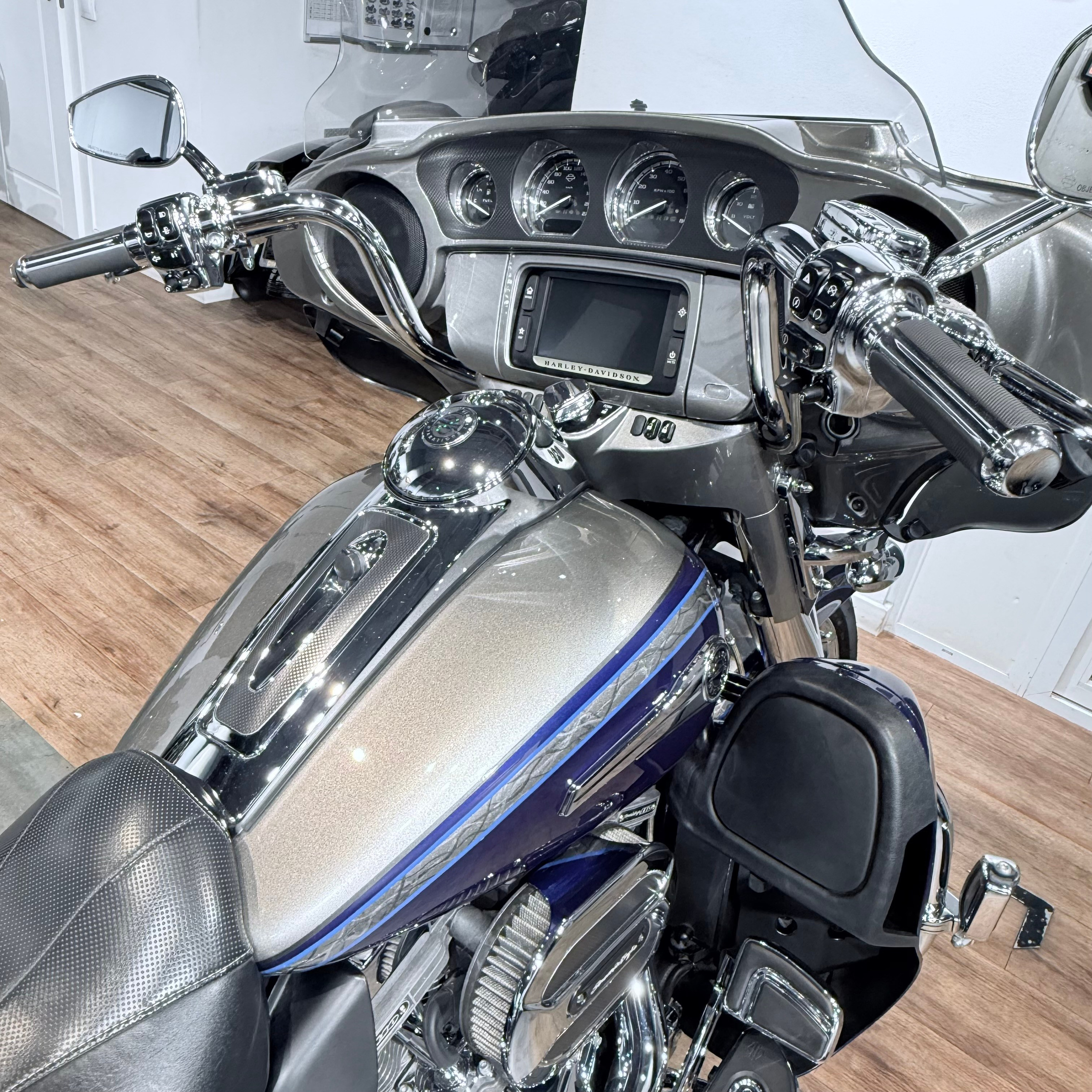 Мотоциклы Harley-Davidson 2016 CVO Limited 110 АВS Раlladium (Touring) — купить мотоцикл. Hello Davidson, Москва. Только хорошие мотоциклы…