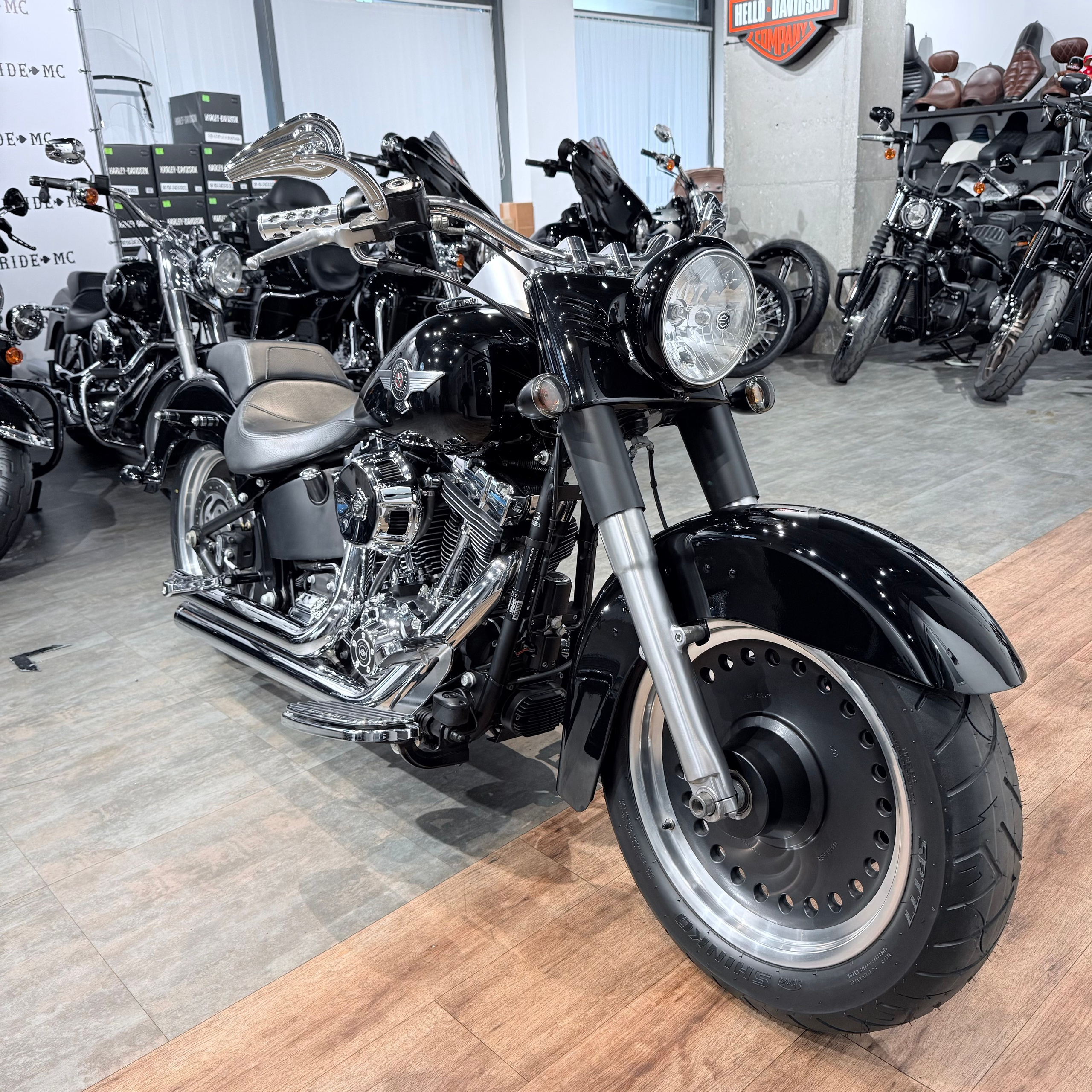 2011 Fat Boy АВS Vivd Вlаck Vanсе & Hinеs. Hello Davidson, Москва. Только хорошие мотоциклы…