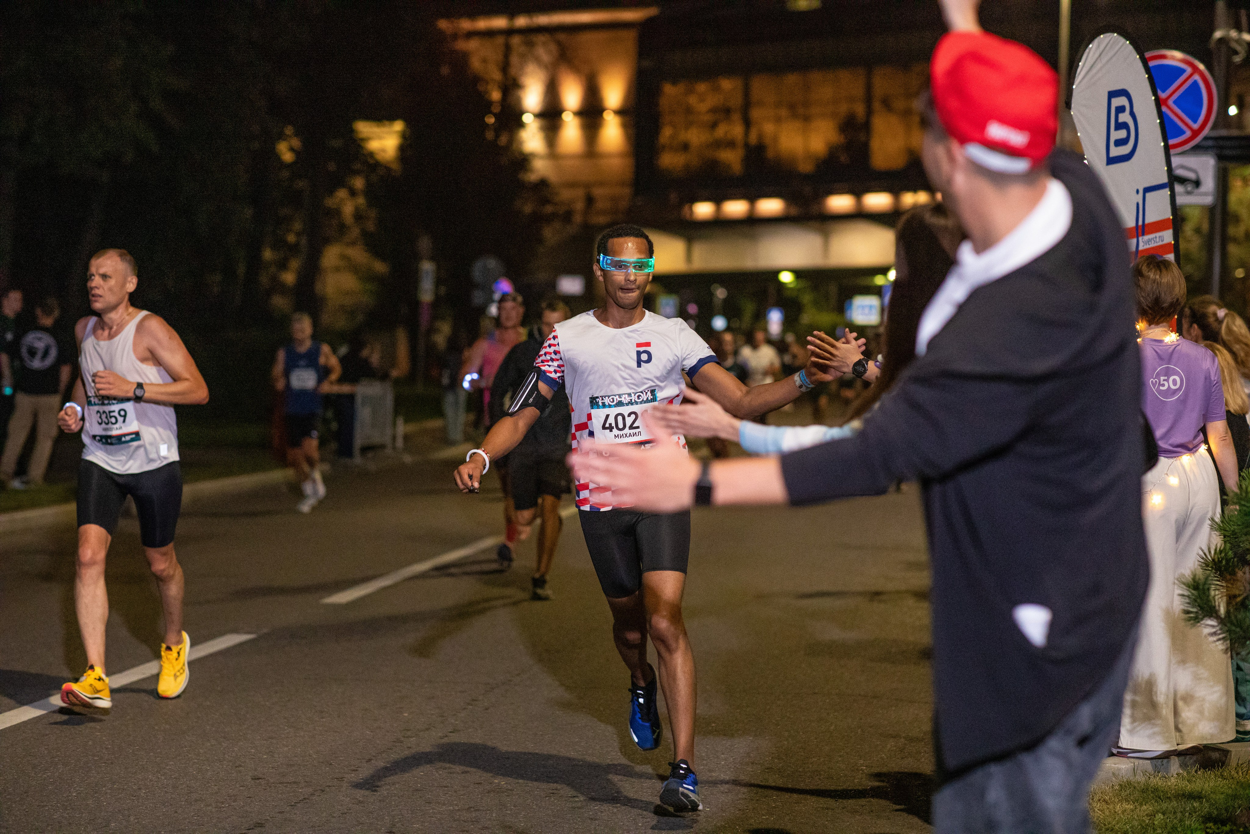 Ночной забег в ленте фотографий бегунов 03.08.24. Фотограф Сергей Ловкий
