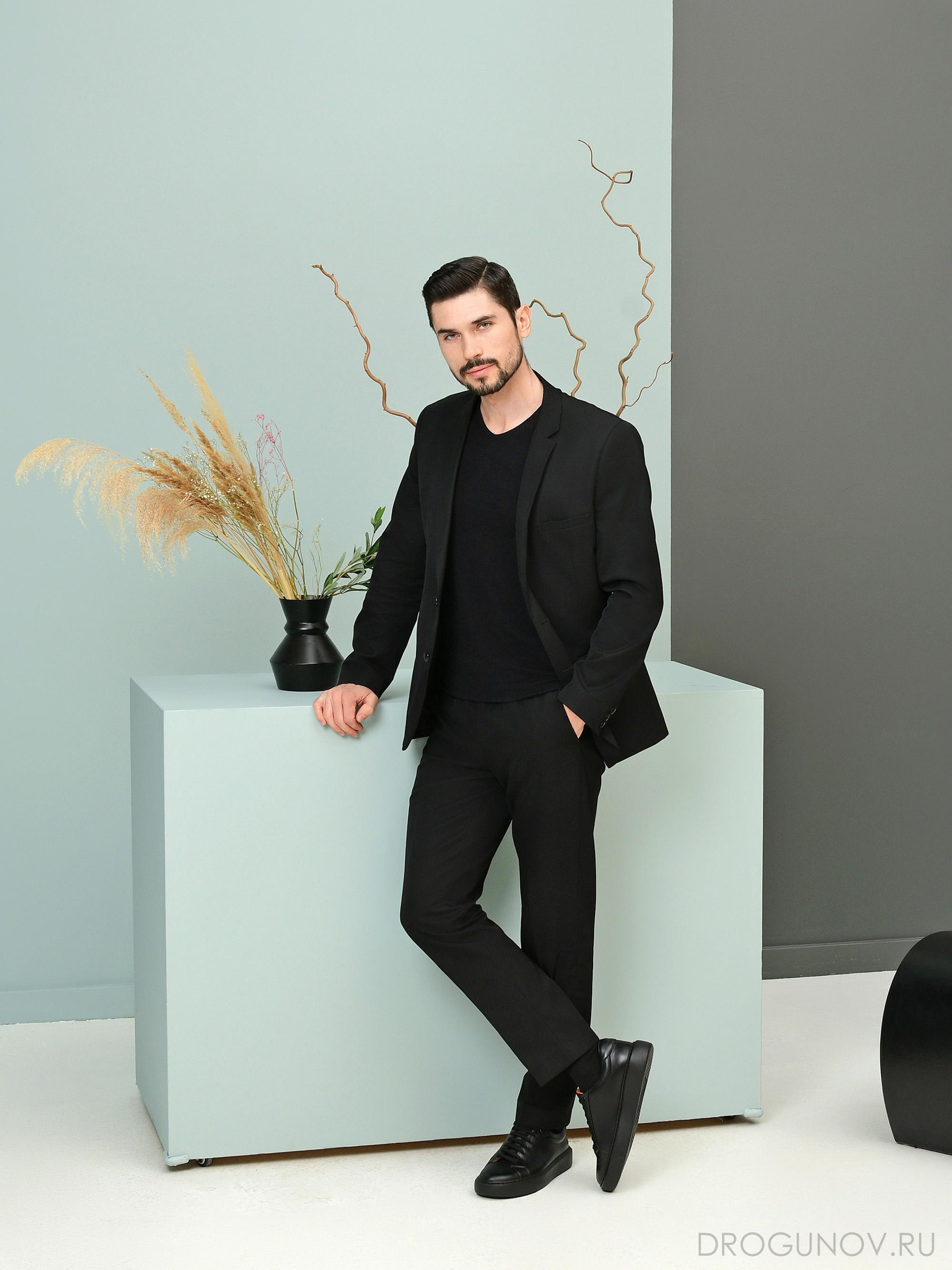 Обувь на ногах.