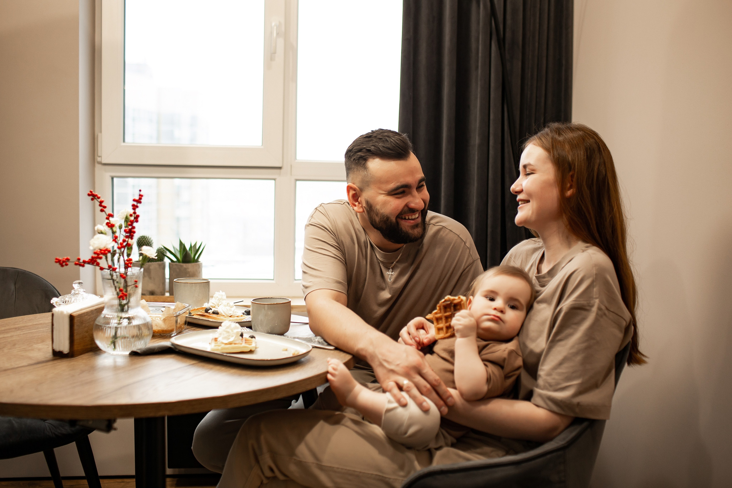 Совместный завтрак. Семейная съемка — это красивый способ признаться своей семье в любви