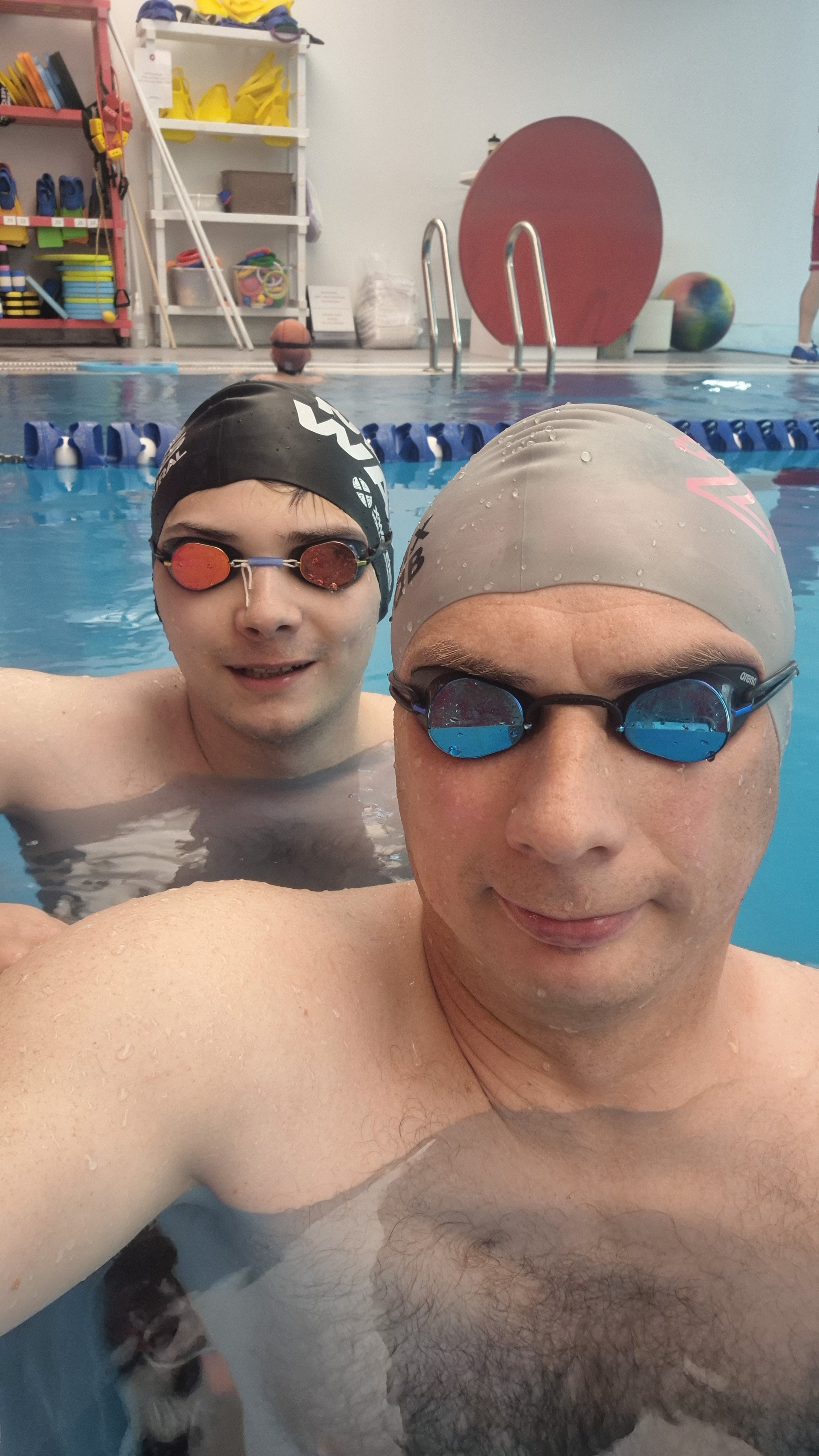 В компании "длительную" плавать веселее