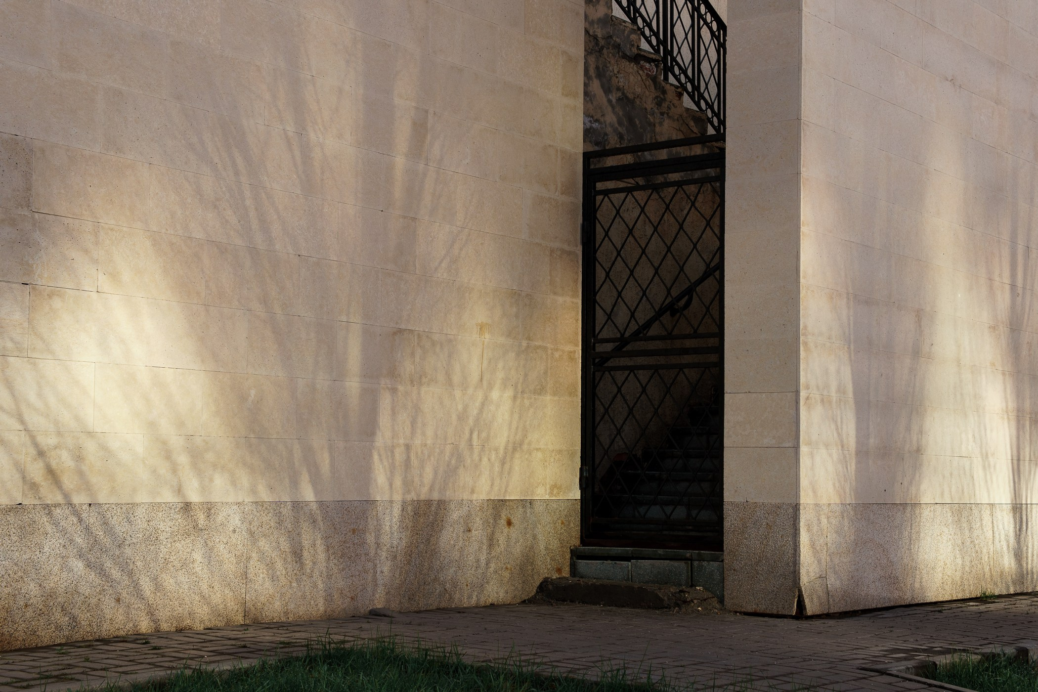 Абстрактная уличная фотография с акцентом на игру тени